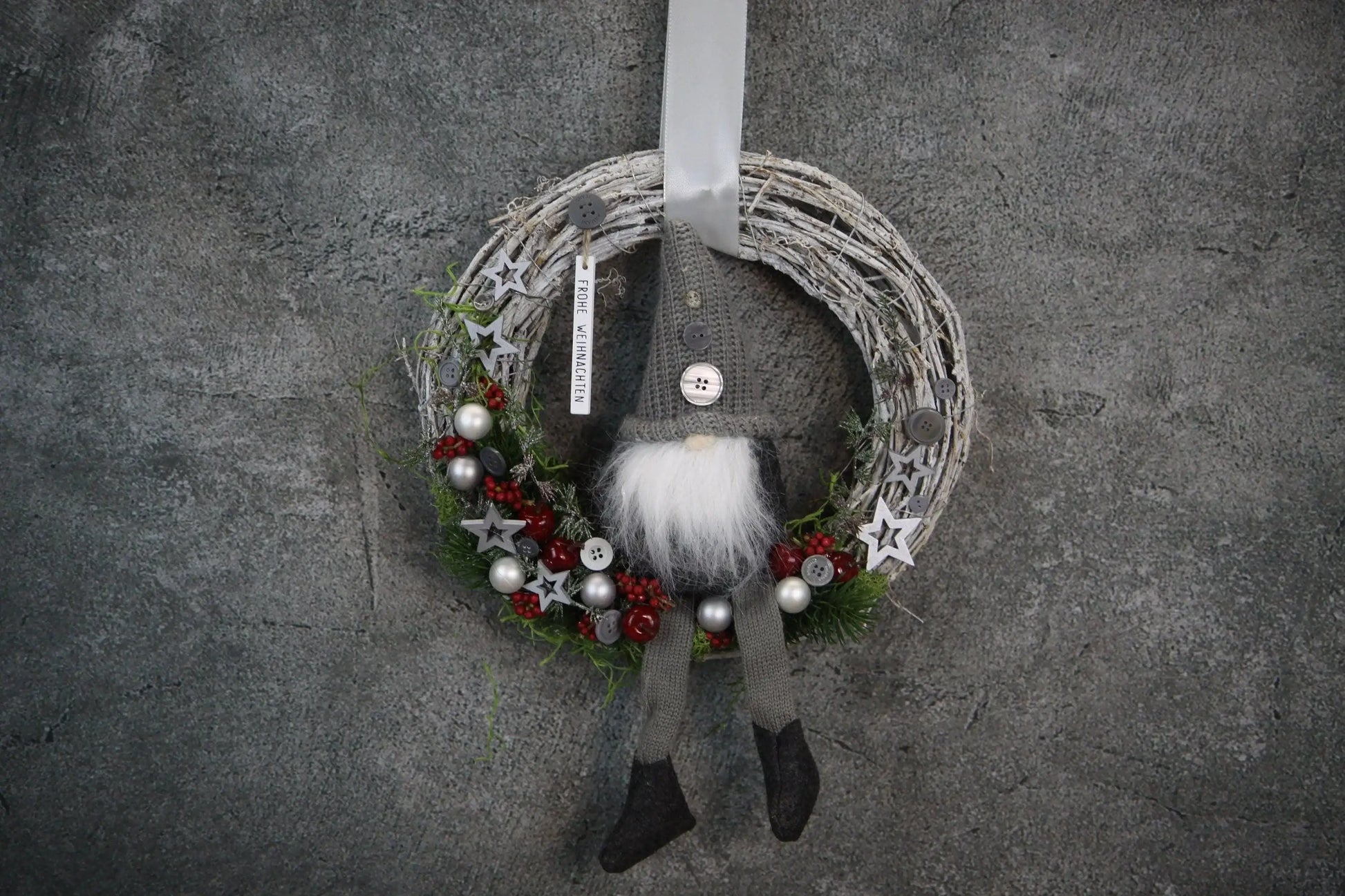 Türkranz Türdeko Türschmuck Weihnachten Weidenkranz Wichtel Zapfen Stern Apfel Knöpfe Tanne Band Modern – handgemacht aus Seiden- und Kunstblumen, langlebig & pflegeleicht von SarahsFlowerStudio