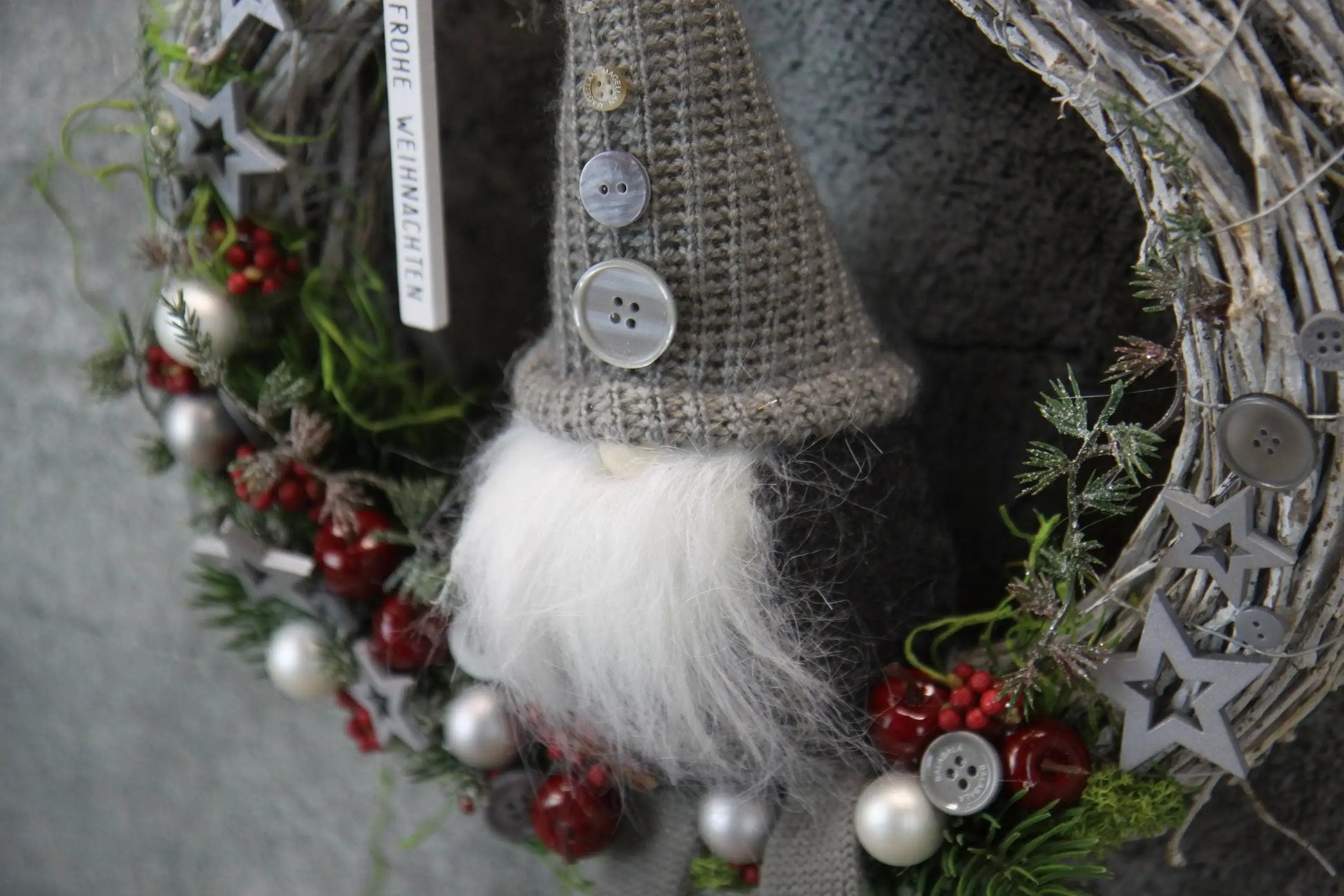 Türkranz Türdeko Türschmuck Weihnachten Weidenkranz Wichtel Zapfen Stern Apfel Knöpfe Tanne Band Modern – handgemacht aus Seiden- und Kunstblumen, langlebig & pflegeleicht von SarahsFlowerStudio