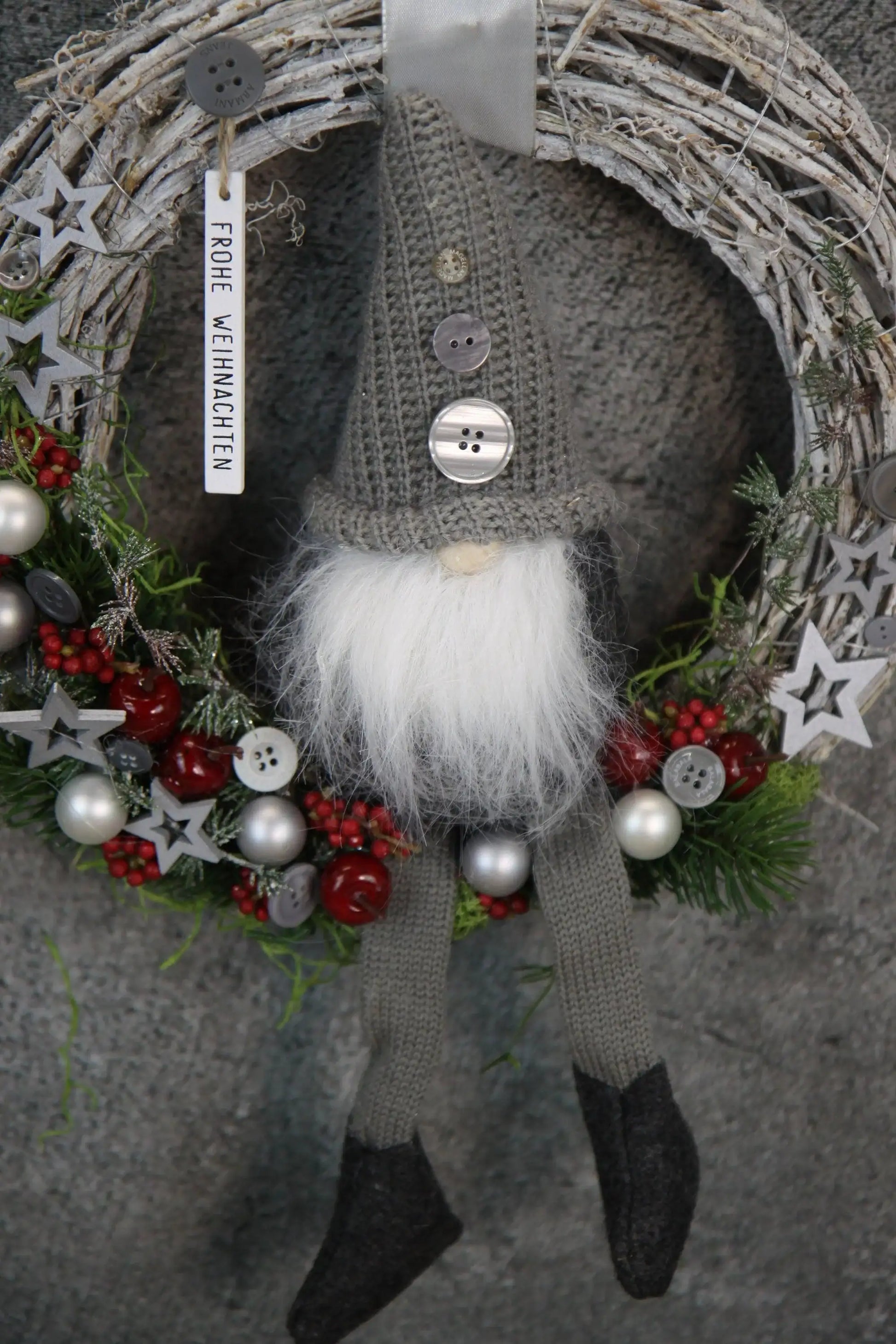 Türkranz Türdeko Türschmuck Weihnachten Weidenkranz Wichtel Zapfen Stern Apfel Knöpfe Tanne Band Modern – handgemacht aus Seiden- und Kunstblumen, langlebig & pflegeleicht von SarahsFlowerStudio