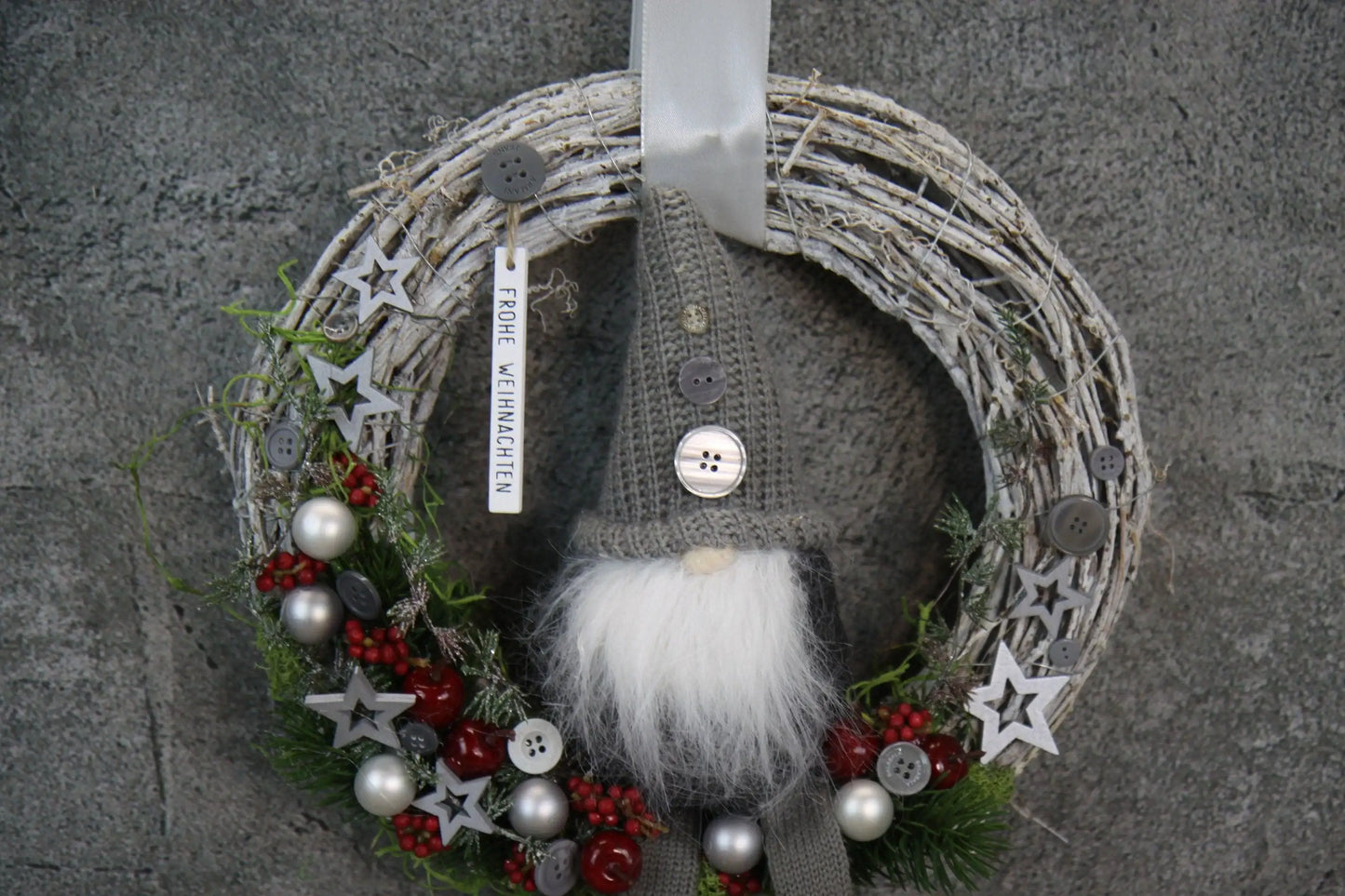 Türkranz Türdeko Türschmuck Weihnachten Weidenkranz Wichtel Zapfen Stern Apfel Knöpfe Tanne Band Modern – handgemacht aus Seiden- und Kunstblumen, langlebig & pflegeleicht von SarahsFlowerStudio