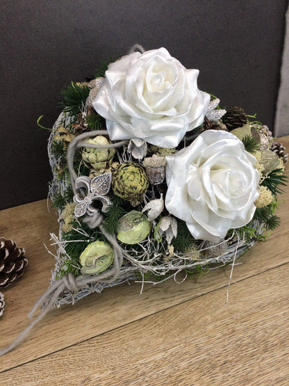 Grabgesteck Allerheiligen Wachsrosen Wachsrose Rose Grabschmuck Herz Grabdekoration – handgemacht aus Seiden- und Kunstblumen, langlebig & pflegeleicht von SarahsFlowerStudio
