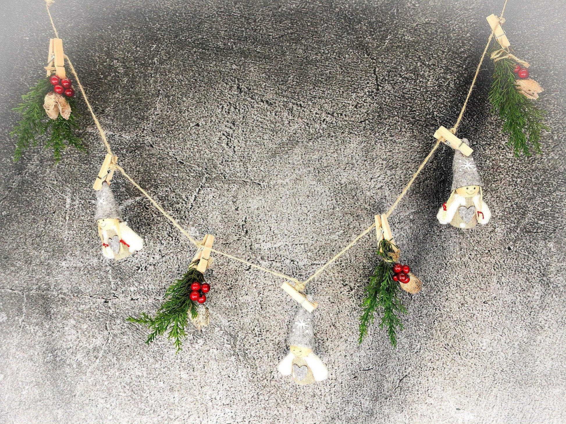 Wichtelmann und Wichtelfrau Fensterdeko Wichtel Wäscheleine Wäscheklammer Fensterschmuck Türkranz Thuja weihnachtlich Weihnachten – handgemacht aus Seiden- und Kunstblumen, langlebig & pflegeleicht von SarahsFlowerStudio