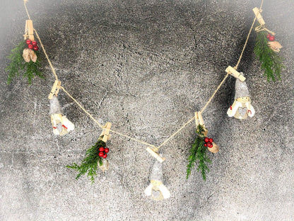 Wichtelmann und Wichtelfrau Fensterdeko Wichtel Wäscheleine Wäscheklammer Fensterschmuck Türkranz Thuja weihnachtlich Weihnachten – handgemacht aus Seiden- und Kunstblumen, langlebig & pflegeleicht von SarahsFlowerStudio