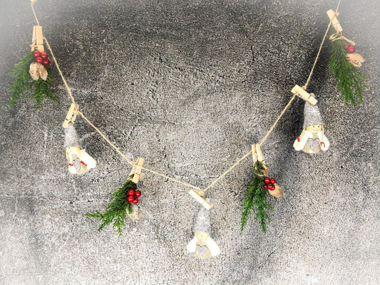 Wichtelmann und Wichtelfrau Fensterdeko Wichtel Wäscheleine Wäscheklammer Fensterschmuck Türkranz Thuja weihnachtlich Weihnachten – handgemacht aus Seiden- und Kunstblumen, langlebig & pflegeleicht von SarahsFlowerStudio