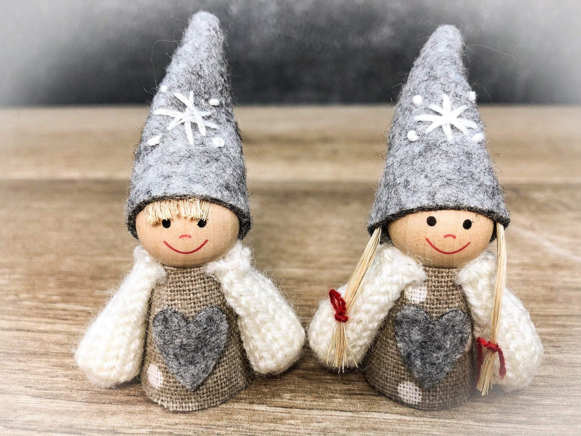 Wichtelmann und Wichtelfrau Fensterdeko Wichtel Wäscheleine Wäscheklammer Fensterschmuck Türkranz Thuja weihnachtlich Weihnachten – handgemacht aus Seiden- und Kunstblumen, langlebig & pflegeleicht von SarahsFlowerStudio
