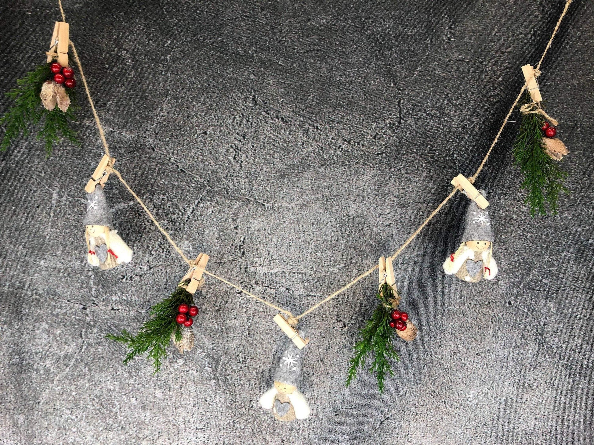 Wichtelmann und Wichtelfrau Fensterdeko Wichtel Wäscheleine Wäscheklammer Fensterschmuck Türkranz Thuja weihnachtlich Weihnachten – handgemacht aus Seiden- und Kunstblumen, langlebig & pflegeleicht von SarahsFlowerStudio