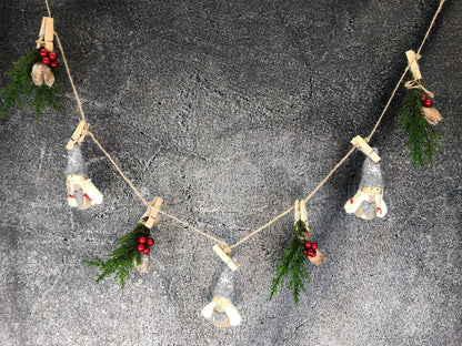 Wichtelmann und Wichtelfrau Fensterdeko Wichtel Wäscheleine Wäscheklammer Fensterschmuck Türkranz Thuja weihnachtlich Weihnachten – handgemacht aus Seiden- und Kunstblumen, langlebig & pflegeleicht von SarahsFlowerStudio