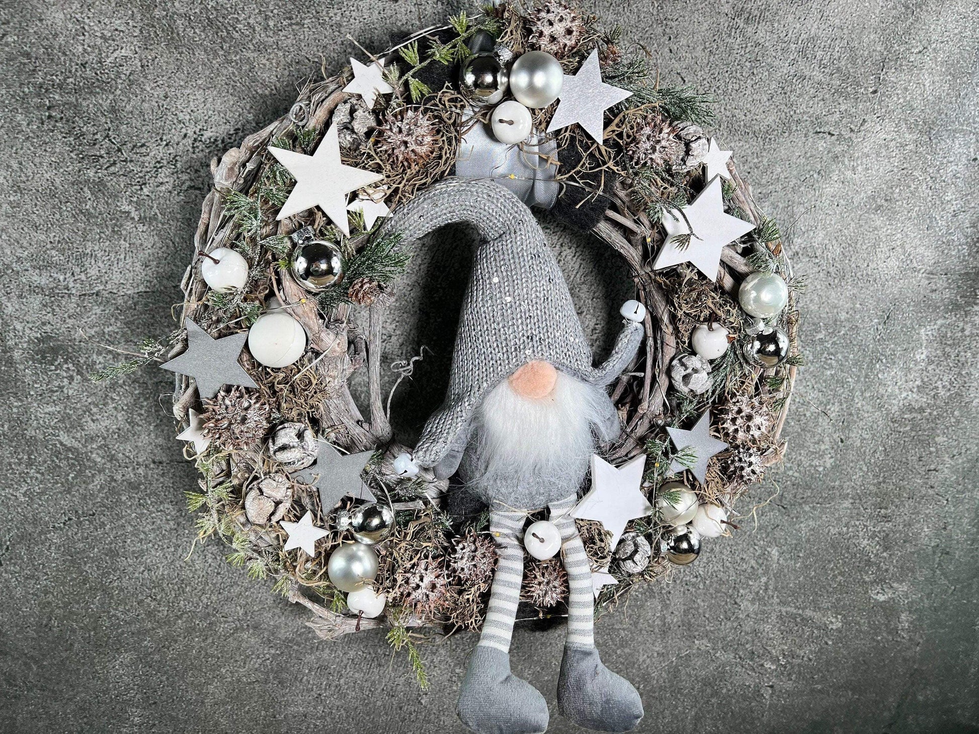 Advent 45cm Türkranz mit 40er LED Türdeko Türschmuck Weihnachten Weidenkranz Wichtel – handgemacht aus Seiden- und Kunstblumen, langlebig & pflegeleicht von SarahsFlowerStudio