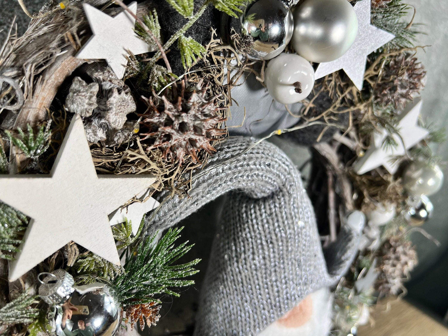 Advent 45cm Türkranz mit 40er LED Türdeko Türschmuck Weihnachten Weidenkranz Wichtel – handgemacht aus Seiden- und Kunstblumen, langlebig & pflegeleicht von SarahsFlowerStudio