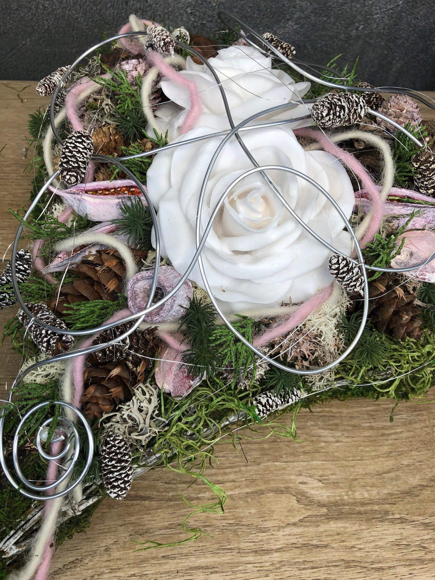 Grabgesteck Grabschmuck Herz Wunschgröße Grabdekoration Grabschmuck Allerheiligen Wachs Rose – handgemacht aus Seiden- und Kunstblumen, langlebig & pflegeleicht von SarahsFlowerStudio