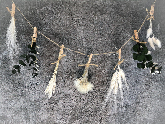 Trockenblumen Fensterdeko – Girlande mit Eukalyptus & Gräsern – handgefertigt von SarahsFlowerStudio