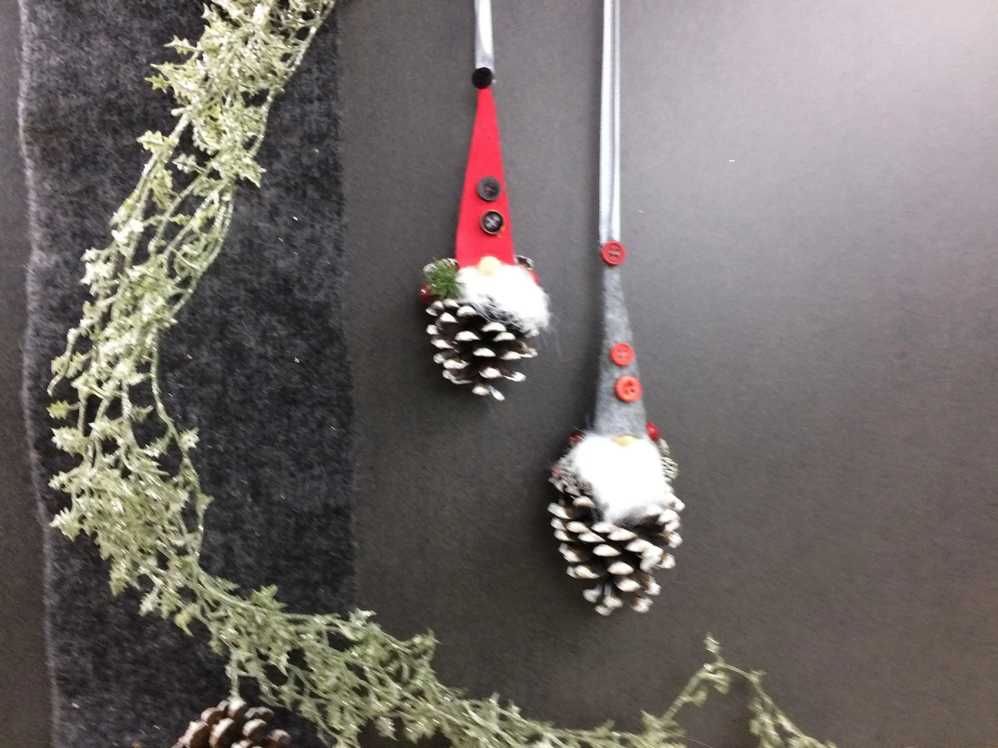 Wichtel 2er Set! Advent Fenster Fensterschmuck Fensterdeko Deko Weihnachten Wichtel Zapfen Wachszapfen – handgemacht aus Seiden- und Kunstblumen, langlebig & pflegeleicht von SarahsFlowerStudio