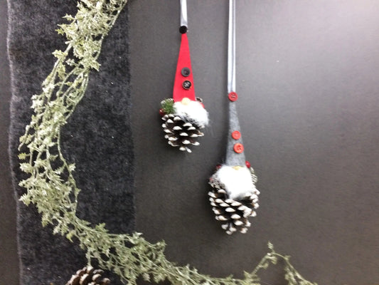 Wichtel 2er Set! Advent Fenster Fensterschmuck Fensterdeko Deko Weihnachten Wichtel Zapfen Wachszapfen – handgemacht aus Seiden- und Kunstblumen, langlebig & pflegeleicht von SarahsFlowerStudio