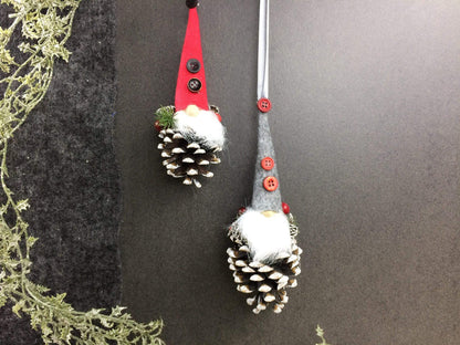 Wichtel 2er Set! Advent Fenster Fensterschmuck Fensterdeko Deko Weihnachten Wichtel Zapfen Wachszapfen – handgemacht aus Seiden- und Kunstblumen, langlebig & pflegeleicht von SarahsFlowerStudio