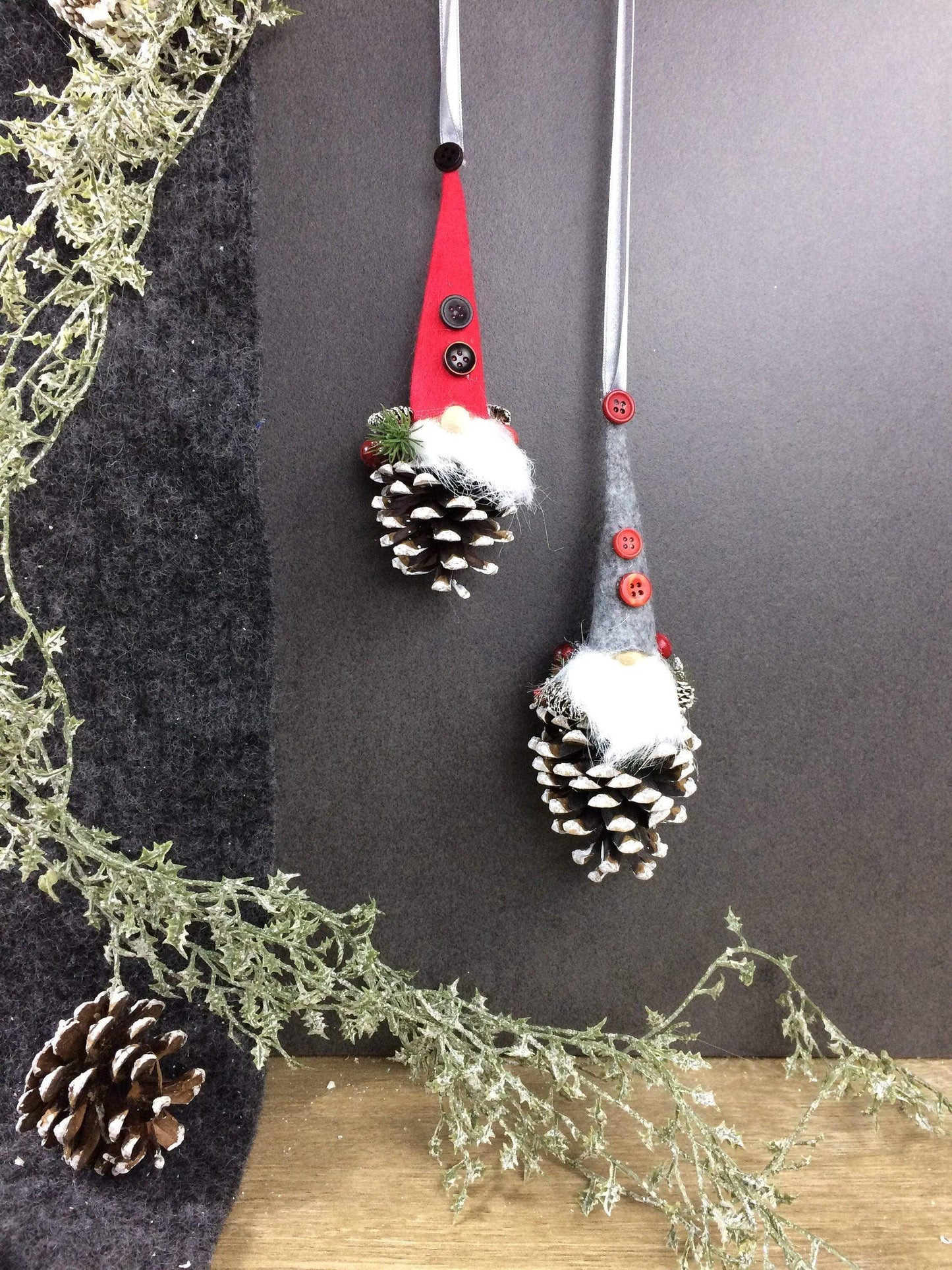 Wichtel 2er Set! Advent Fenster Fensterschmuck Fensterdeko Deko Weihnachten Wichtel Zapfen Wachszapfen – handgemacht aus Seiden- und Kunstblumen, langlebig & pflegeleicht von SarahsFlowerStudio
