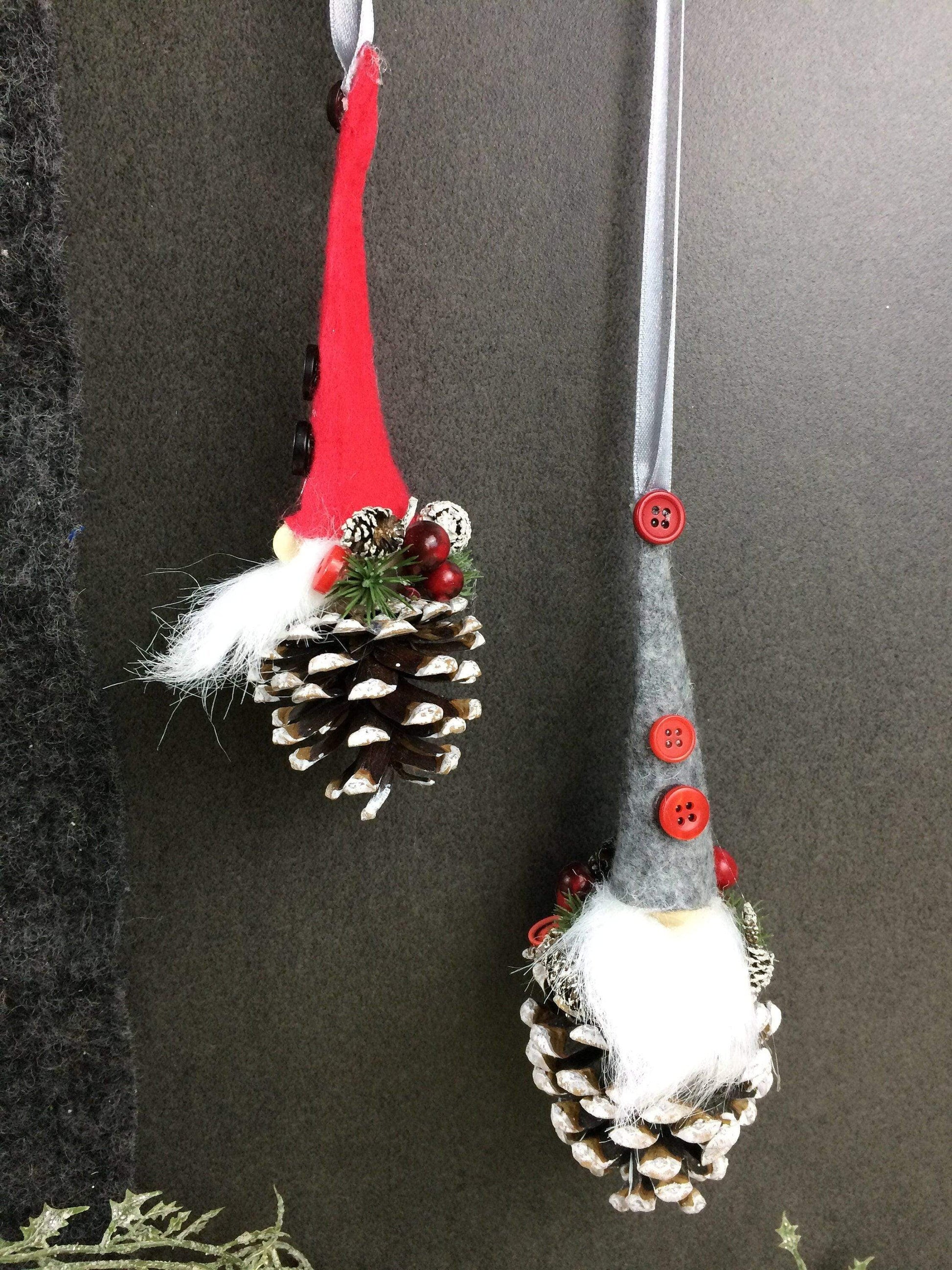 Wichtel 2er Set! Advent Fenster Fensterschmuck Fensterdeko Deko Weihnachten Wichtel Zapfen Wachszapfen – handgemacht aus Seiden- und Kunstblumen, langlebig & pflegeleicht von SarahsFlowerStudio