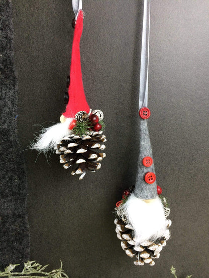 Wichtel 2er Set! Advent Fenster Fensterschmuck Fensterdeko Deko Weihnachten Wichtel Zapfen Wachszapfen – handgemacht aus Seiden- und Kunstblumen, langlebig & pflegeleicht von SarahsFlowerStudio