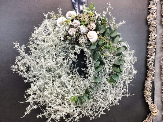Türkranz Kranz Natur Trockenmaterial Handgebunden Modern ganzjährig Türschmuck Wachs Wachskranz gewachst Weiß Asparagus Eukalyptus Schnecke – handgemacht aus Seiden- und Kunstblumen, langlebig & pflegeleicht von SarahsFlowerStudio