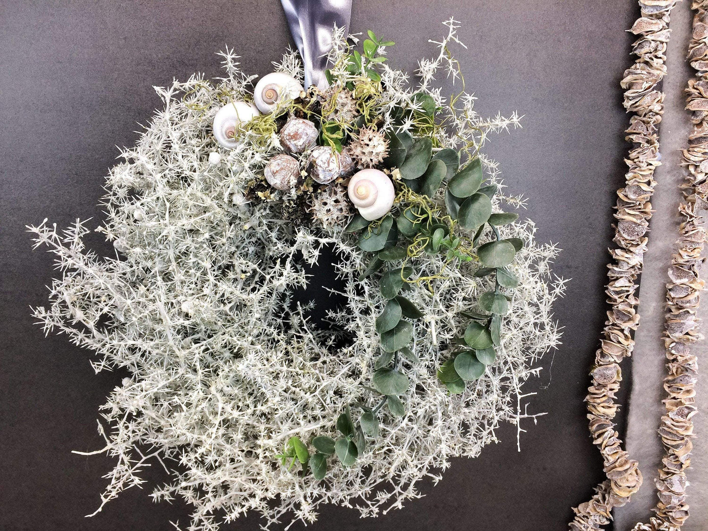 Türkranz Kranz Natur Trockenmaterial Handgebunden Modern ganzjährig Türschmuck Wachs Wachskranz gewachst Weiß Asparagus Eukalyptus Schnecke – handgemacht aus Seiden- und Kunstblumen, langlebig & pflegeleicht von SarahsFlowerStudio
