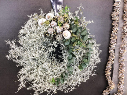 Türkranz Kranz Natur Trockenmaterial Handgebunden Modern ganzjährig Türschmuck Wachs Wachskranz gewachst Weiß Asparagus Eukalyptus Schnecke – handgemacht aus Seiden- und Kunstblumen, langlebig & pflegeleicht von SarahsFlowerStudio