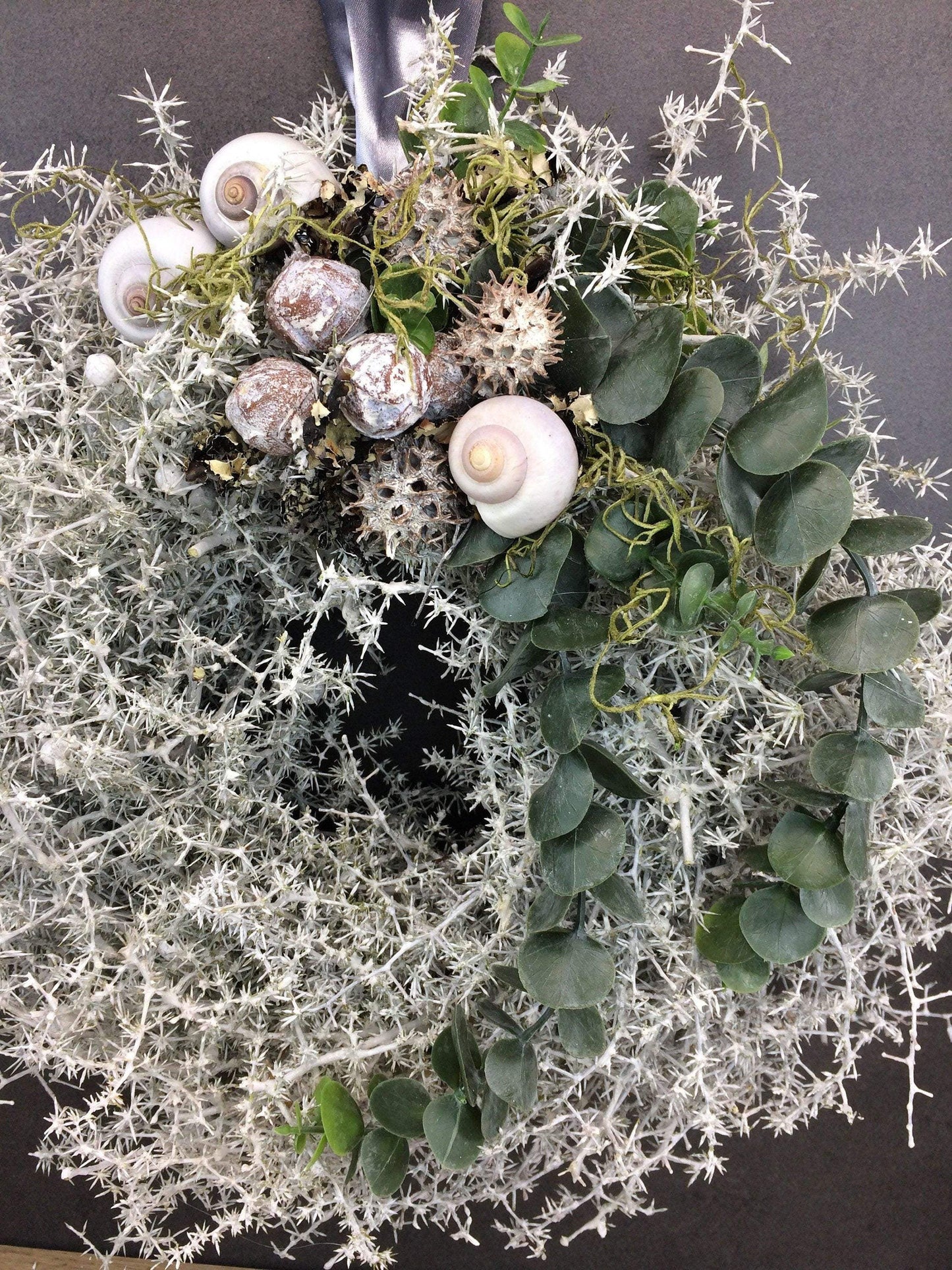 Türkranz Kranz Natur Trockenmaterial Handgebunden Modern ganzjährig Türschmuck Wachs Wachskranz gewachst Weiß Asparagus Eukalyptus Schnecke – handgemacht aus Seiden- und Kunstblumen, langlebig & pflegeleicht von SarahsFlowerStudio