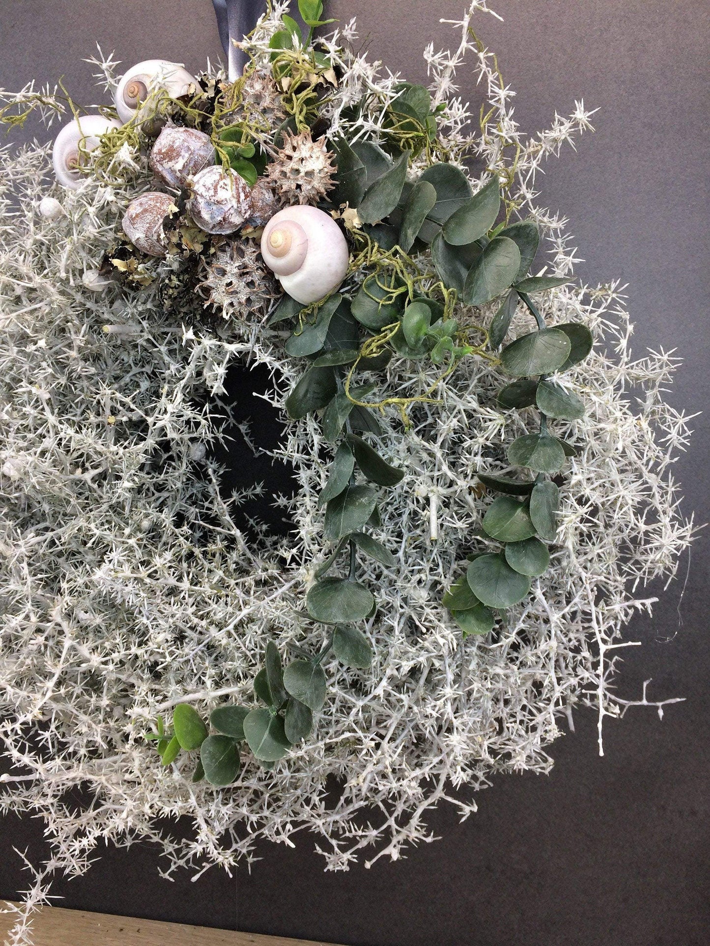 Türkranz Kranz Natur Trockenmaterial Handgebunden Modern ganzjährig Türschmuck Wachs Wachskranz gewachst Weiß Asparagus Eukalyptus Schnecke – handgemacht aus Seiden- und Kunstblumen, langlebig & pflegeleicht von SarahsFlowerStudio