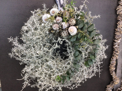 Türkranz Kranz Natur Trockenmaterial Handgebunden Modern ganzjährig Türschmuck Wachs Wachskranz gewachst Weiß Asparagus Eukalyptus Schnecke – handgemacht aus Seiden- und Kunstblumen, langlebig & pflegeleicht von SarahsFlowerStudio