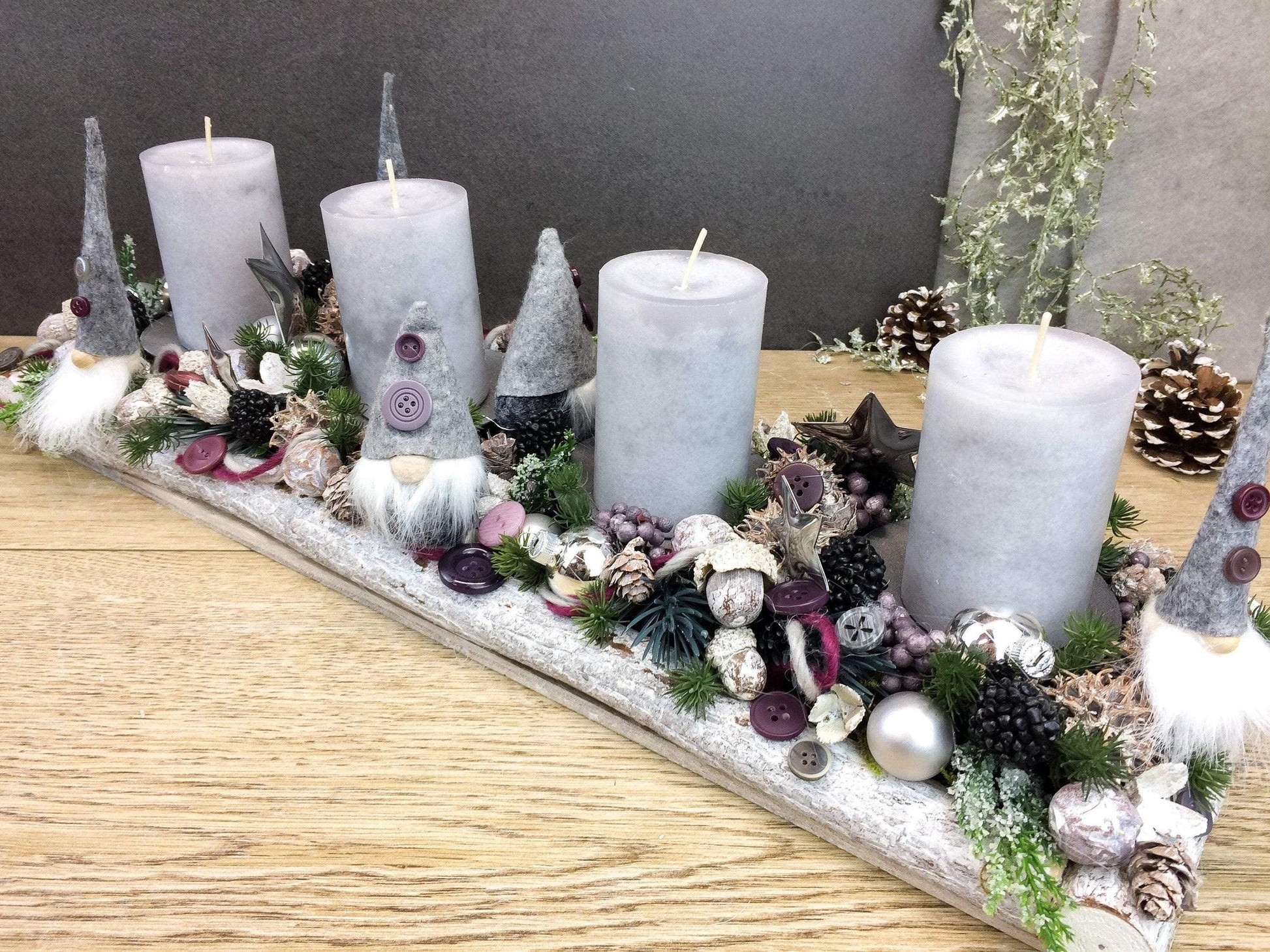 Adventskranz Adventskalender Wichtel Modern Länglich in zwei verschiedenen Größen L und XL – handgemacht aus Seiden- und Kunstblumen, langlebig & pflegeleicht von SarahsFlowerStudio