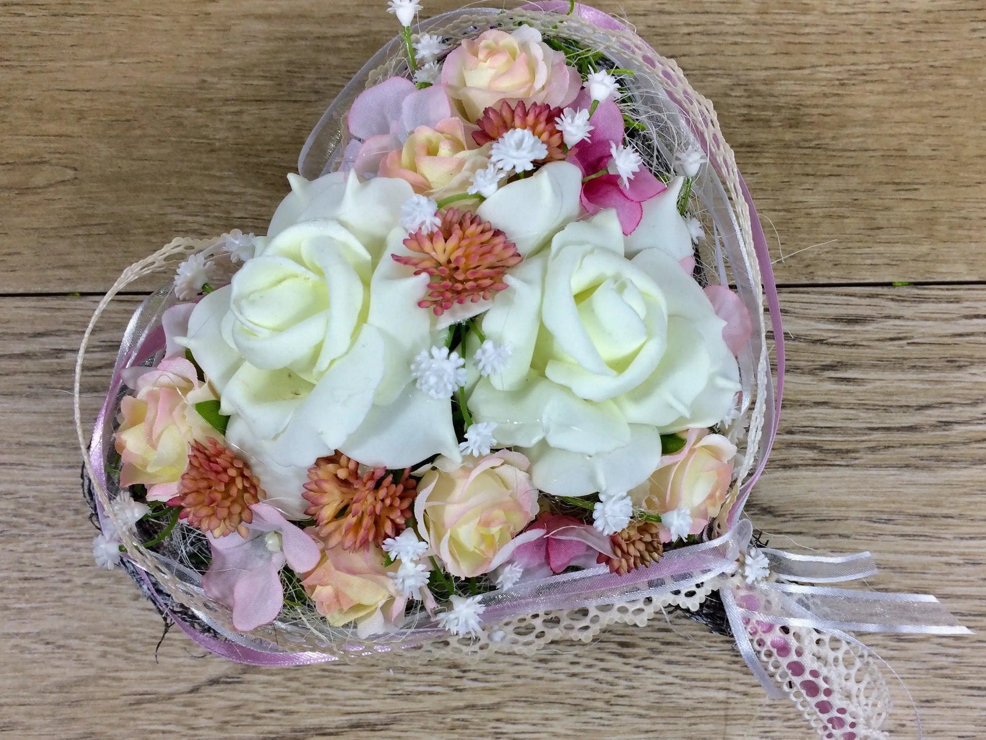 Grabgesteck Herz Grabschmuck Rose Hortensie Schleierkraut Sedum Tillansie Spitzenband Band Grabdekoration Grabschmuck Allerheiligen – handgemacht aus Seiden- und Kunstblumen, langlebig & pflegeleicht von SarahsFlowerStudio