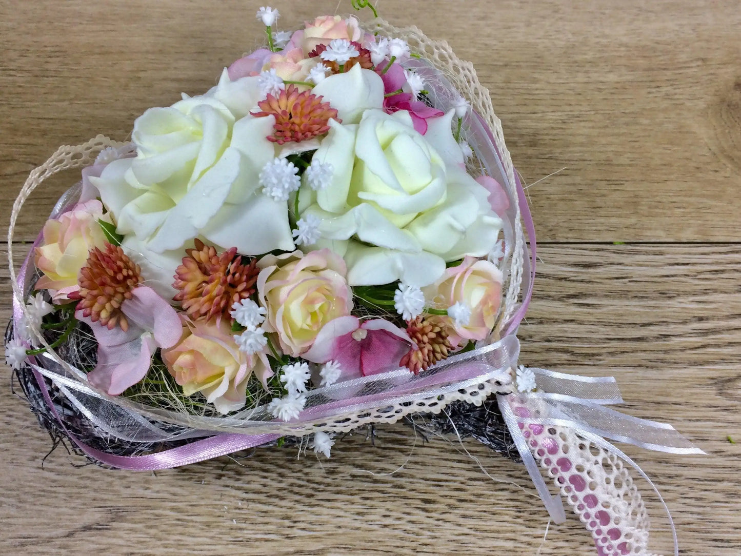 Grabgesteck Herz Grabschmuck Rose Hortensie Schleierkraut Sedum Tillansie Spitzenband Band Grabdekoration Grabschmuck Allerheiligen – handgemacht aus Seiden- und Kunstblumen, langlebig & pflegeleicht von SarahsFlowerStudio