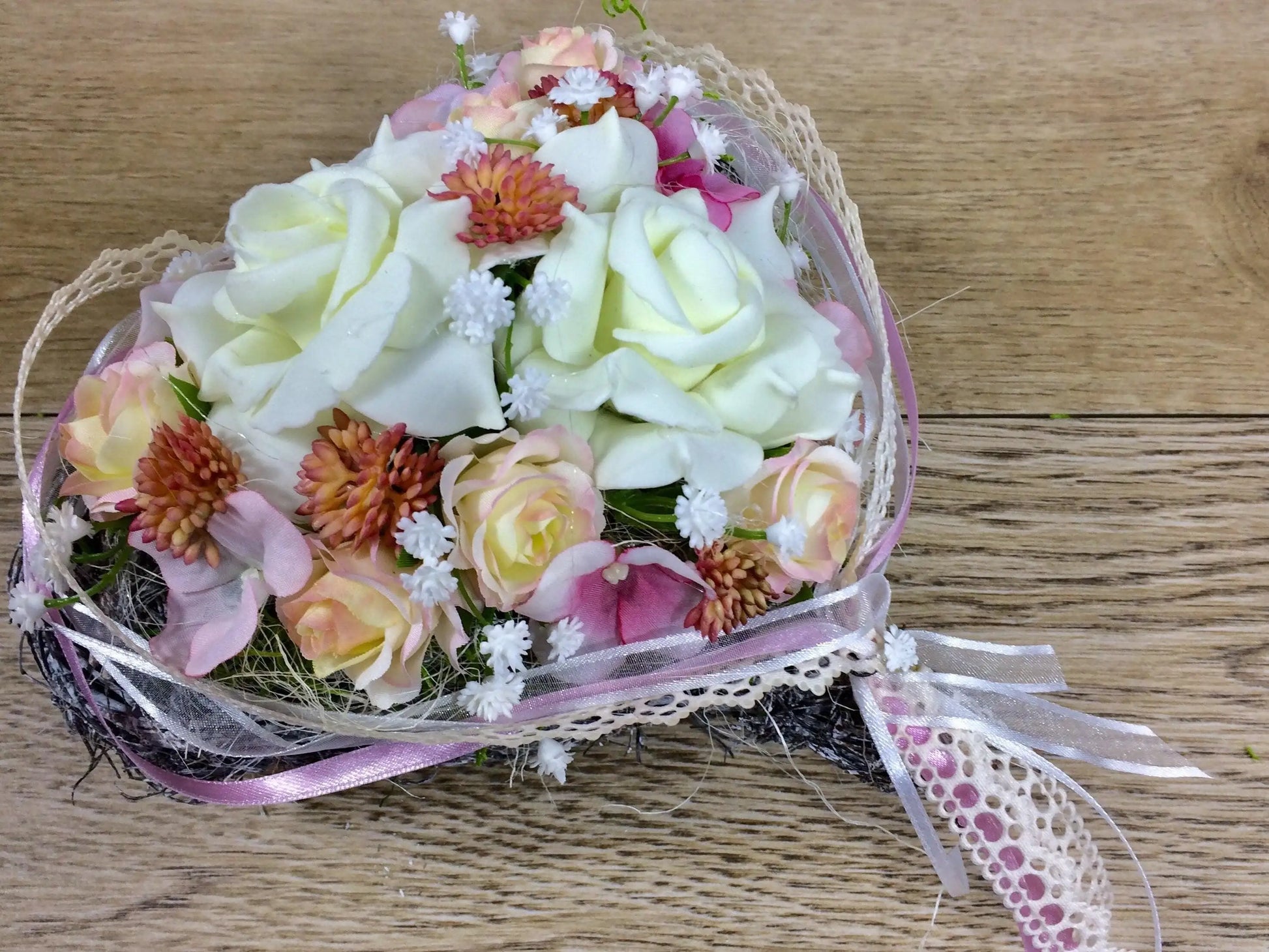 Grabgesteck Herz Grabschmuck Rose Hortensie Schleierkraut Sedum Tillansie Spitzenband Band Grabdekoration Grabschmuck Allerheiligen – handgemacht aus Seiden- und Kunstblumen, langlebig & pflegeleicht von SarahsFlowerStudio