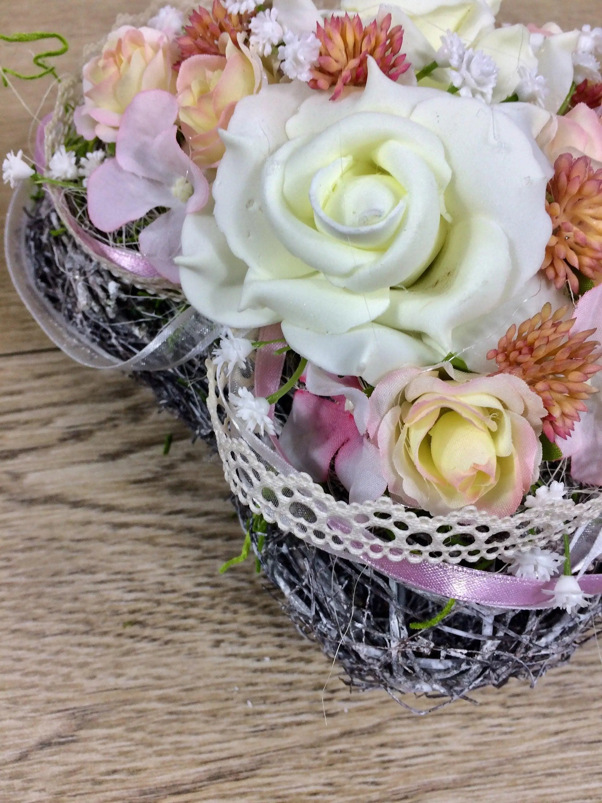 Grabgesteck Herz Grabschmuck Rose Hortensie Schleierkraut Sedum Tillansie Spitzenband Band Grabdekoration Grabschmuck Allerheiligen – handgemacht aus Seiden- und Kunstblumen, langlebig & pflegeleicht von SarahsFlowerStudio