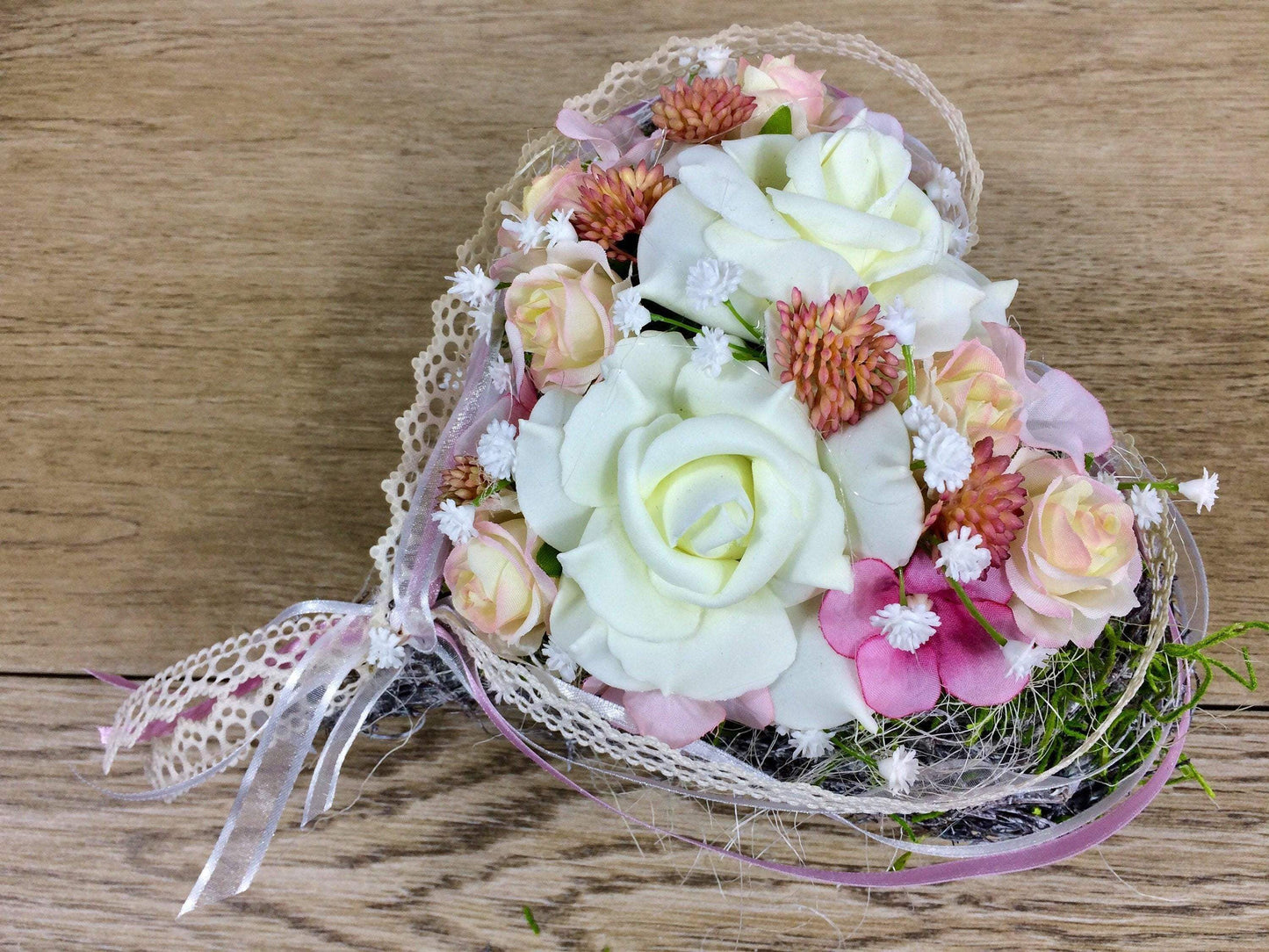 Grabgesteck Herz Grabschmuck Rose Hortensie Schleierkraut Sedum Tillansie Spitzenband Band Grabdekoration Grabschmuck Allerheiligen – handgemacht aus Seiden- und Kunstblumen, langlebig & pflegeleicht von SarahsFlowerStudio