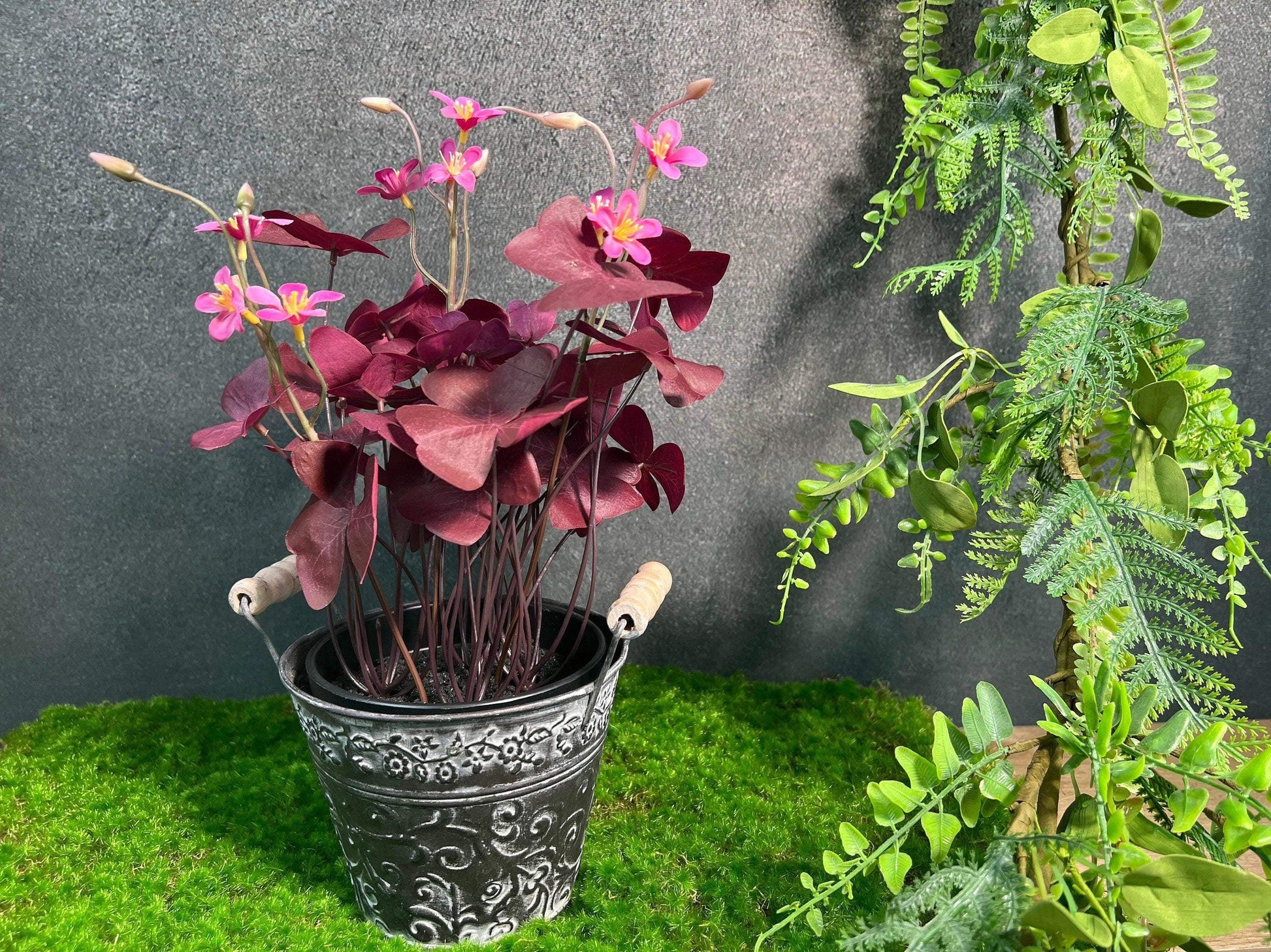 Klee Kleepflanze Glücksklee Dreiblättriger Klee Rot Künstlich Topf Metalltopf Eimer Metalleimer Pflanze Künstlich Kunstblumen Faux Flower – handgemacht aus Seiden- und Kunstblumen, langlebig & pflegeleicht von SarahsFlowerStudio