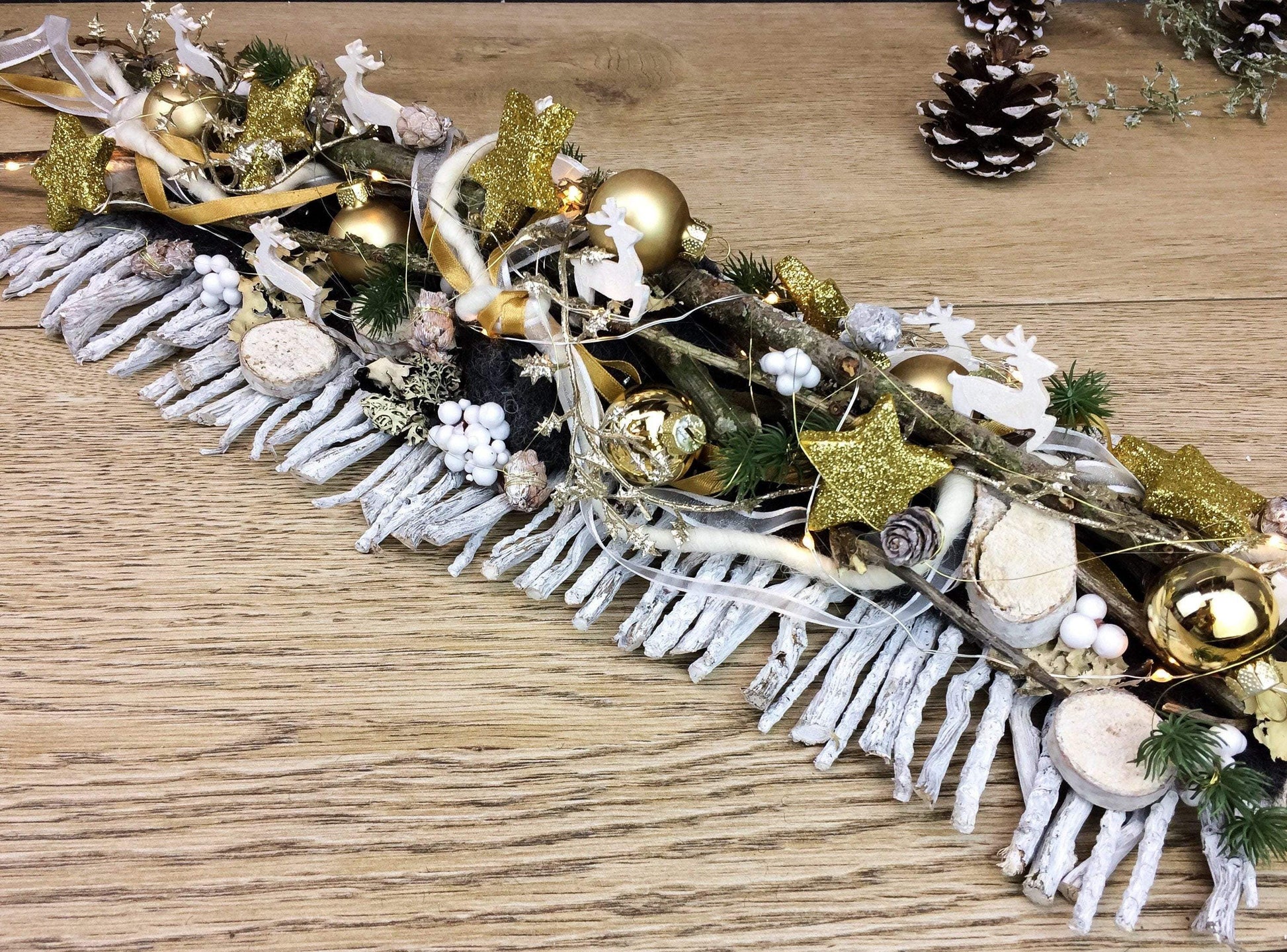 Tischdeko Tischgesteck Tischschmuck Gesteck 20er LED Lichterkette Wunschfarbe Advent Adventskranz Weihnachtlich Hirsch Band Kugeln – handgemacht aus Seiden- und Kunstblumen, langlebig & pflegeleicht von SarahsFlowerStudio