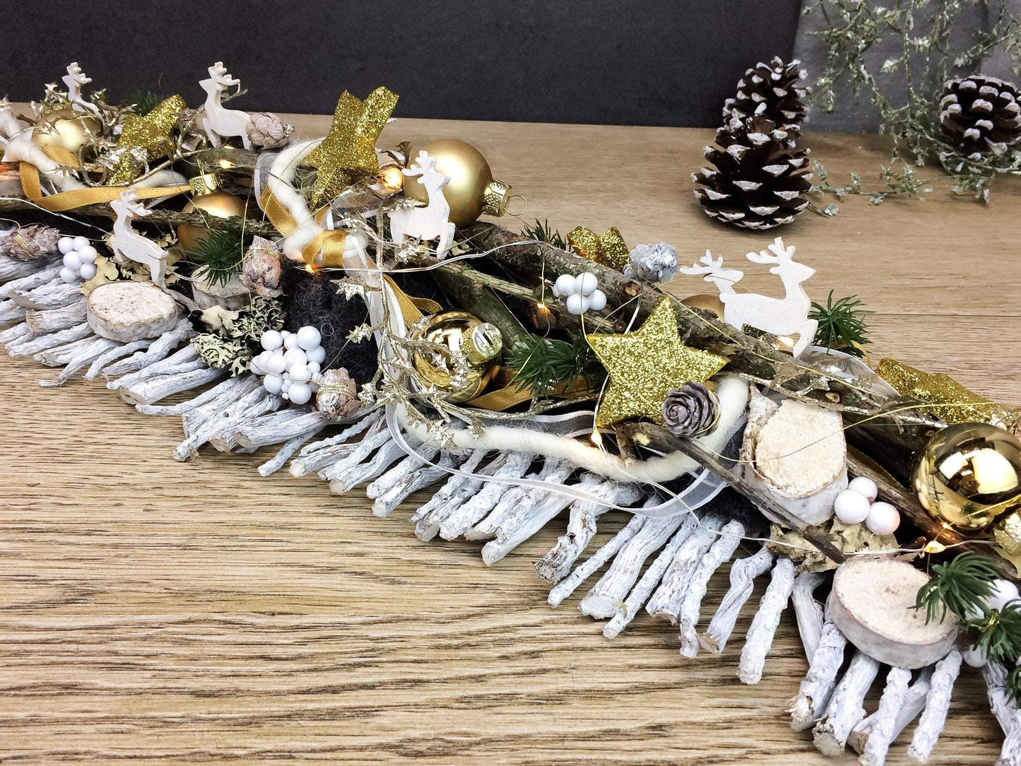 Tischdeko Tischgesteck Tischschmuck Gesteck 20er LED Lichterkette Wunschfarbe Advent Adventskranz Weihnachtlich Hirsch Band Kugeln – handgemacht aus Seiden- und Kunstblumen, langlebig & pflegeleicht von SarahsFlowerStudio