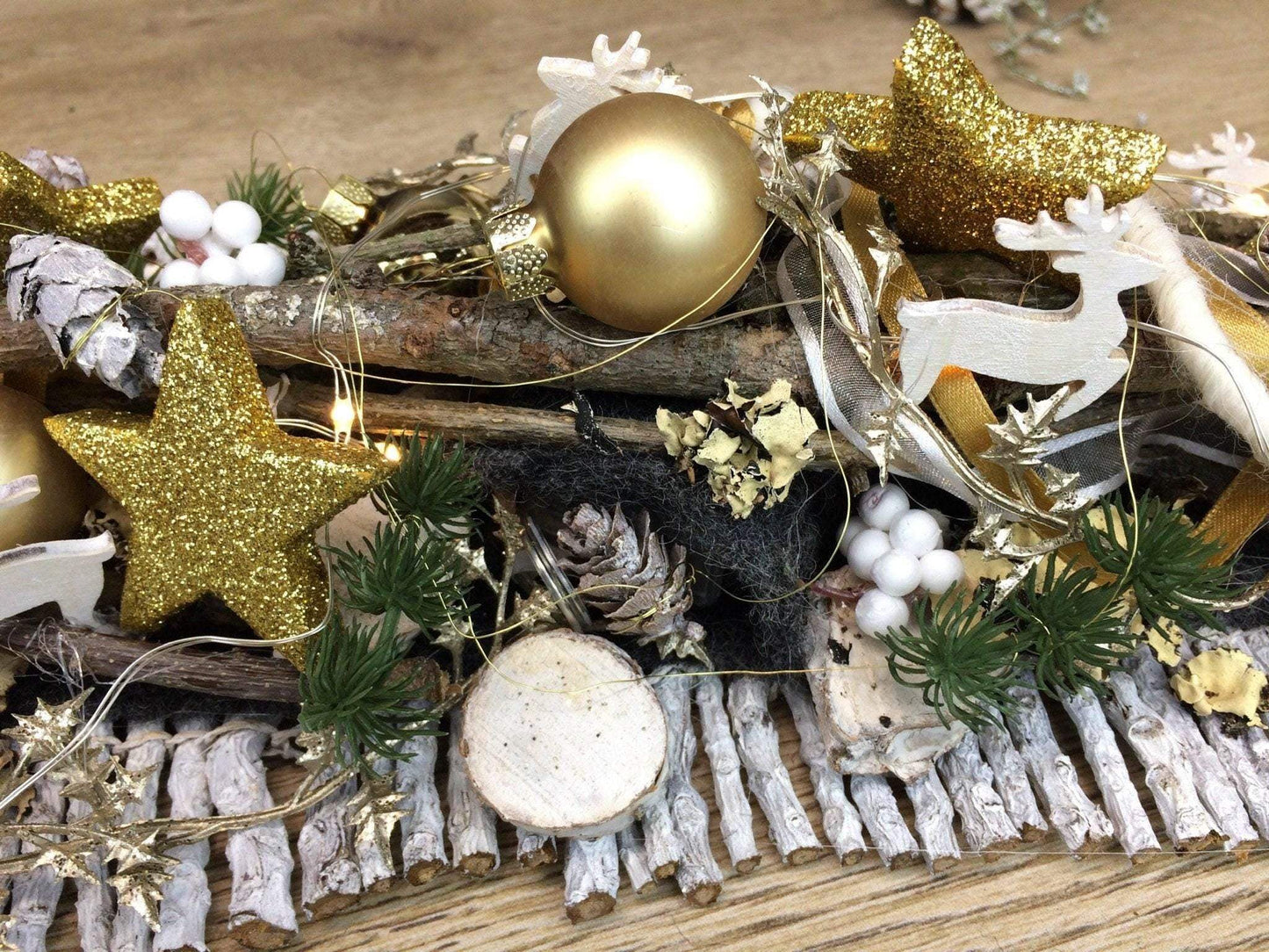 Tischdeko Tischgesteck Tischschmuck Gesteck 20er LED Lichterkette Wunschfarbe Advent Adventskranz Weihnachtlich Hirsch Band Kugeln – handgemacht aus Seiden- und Kunstblumen, langlebig & pflegeleicht von SarahsFlowerStudio