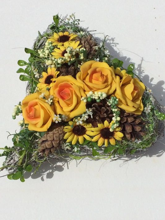 Grabgesteck Grabschmuck Rosen Sonnenblumen Zapfen Beeren Schleierkraut Tillansie Herz Grabdeko Grabdekoration – handgemacht aus Seiden- und Kunstblumen, langlebig & pflegeleicht von SarahsFlowerStudio