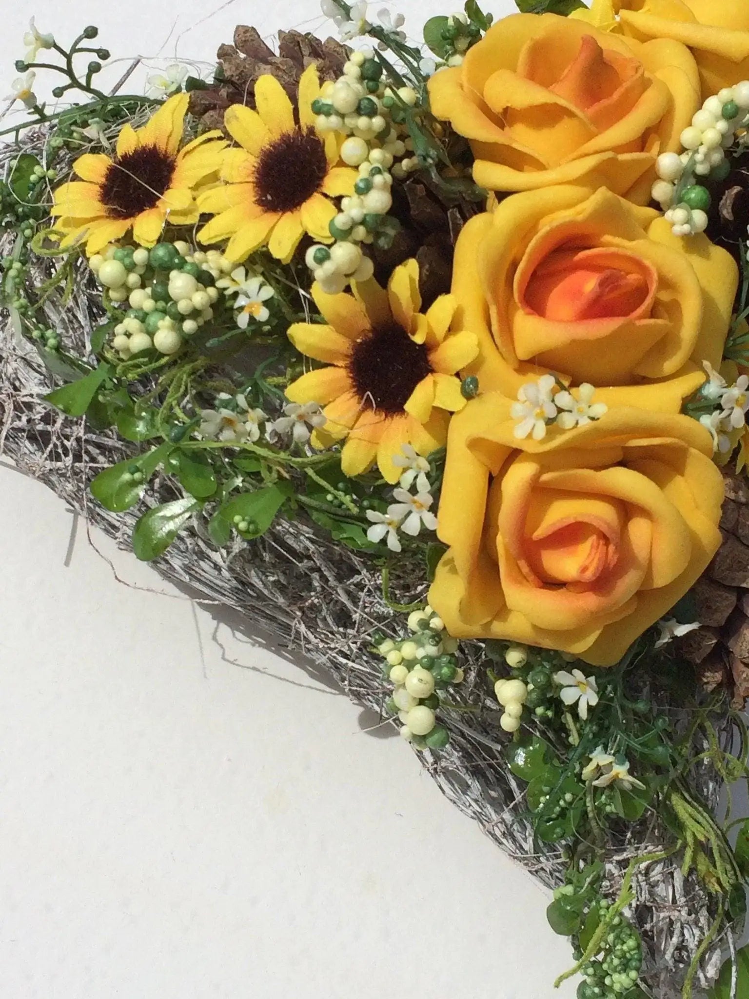 Grabgesteck Grabschmuck Rosen Sonnenblumen Zapfen Beeren Schleierkraut Tillansie Herz Grabdeko Grabdekoration – handgemacht aus Seiden- und Kunstblumen, langlebig & pflegeleicht von SarahsFlowerStudio
