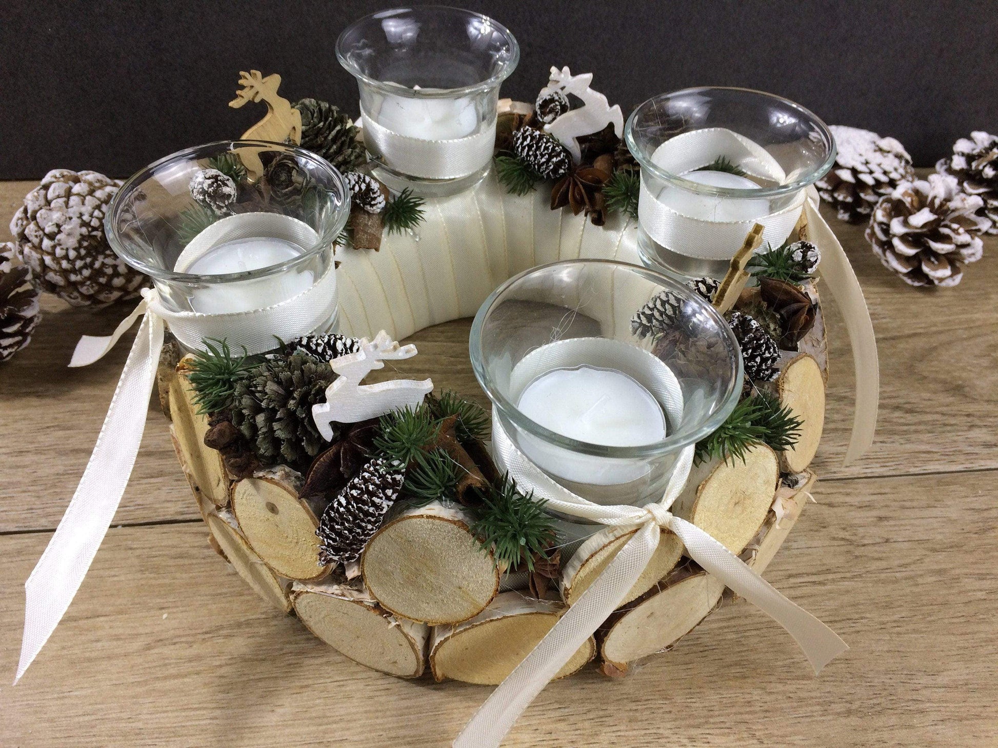 Adventskranz Wunschfarbe Hirsch Zapfen Birke Wunschfarbe Teelicht Anis Zimt – handgemacht aus Seiden- und Kunstblumen, langlebig & pflegeleicht von SarahsFlowerStudio