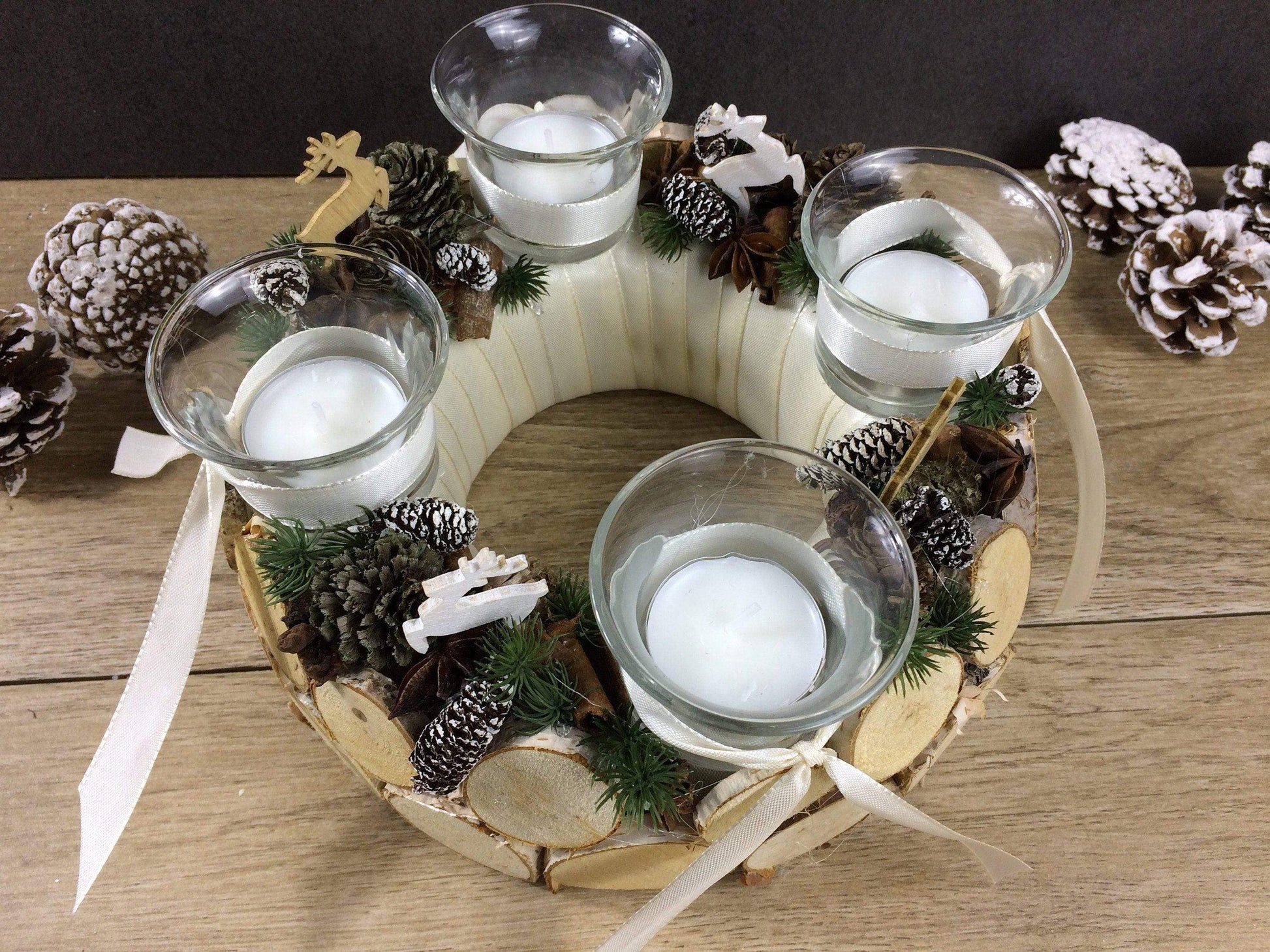 Adventskranz Wunschfarbe Hirsch Zapfen Birke Wunschfarbe Teelicht Anis Zimt – handgemacht aus Seiden- und Kunstblumen, langlebig & pflegeleicht von SarahsFlowerStudio