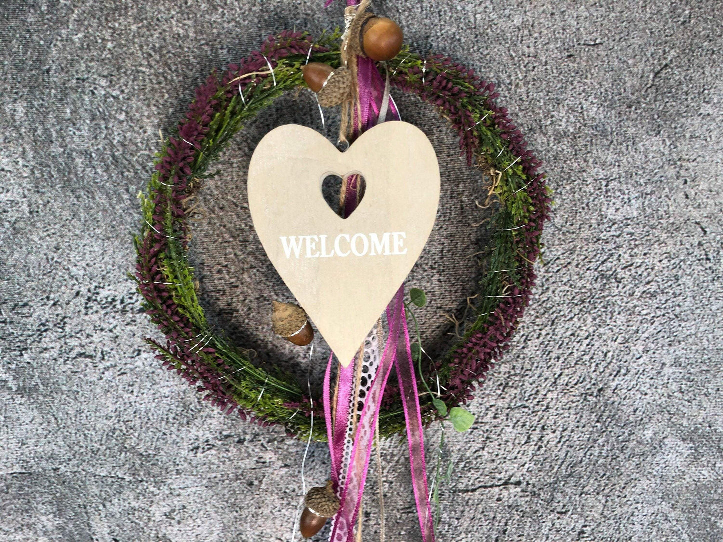 Türkranz Heide Erika Holz Herz Welcome Herbst Herbstlich Türschmuck Modern Wunschfarbe Wunschgröße Tür Schmuck ganzjährig – handgemacht aus Seiden- und Kunstblumen, langlebig & pflegeleicht von SarahsFlowerStudio