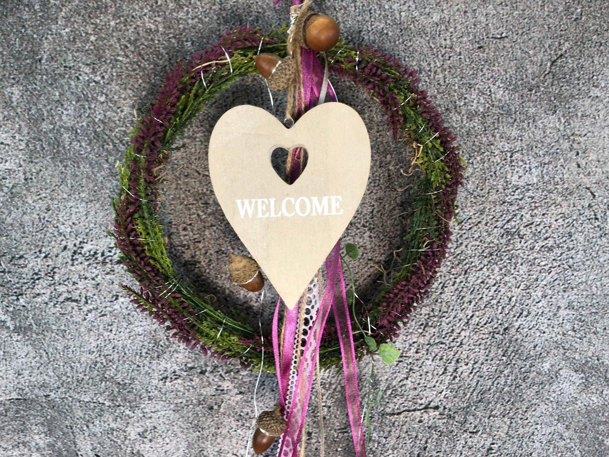 Türkranz Heide Erika Holz Herz Welcome Herbst Herbstlich Türschmuck Modern Wunschfarbe Wunschgröße Tür Schmuck ganzjährig – handgemacht aus Seiden- und Kunstblumen, langlebig & pflegeleicht von SarahsFlowerStudio