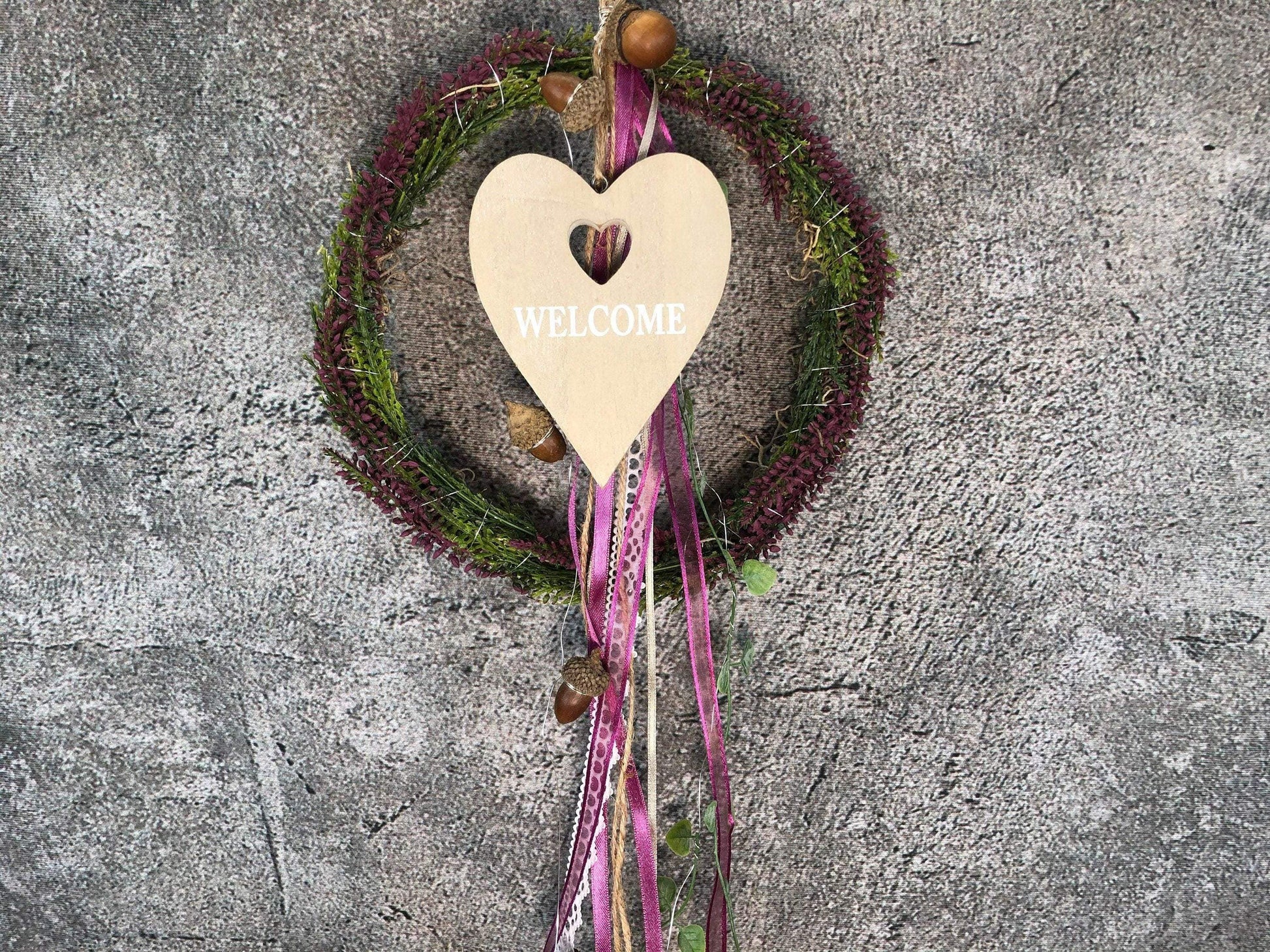 Türkranz Heide Erika Holz Herz Welcome Herbst Herbstlich Türschmuck Modern Wunschfarbe Wunschgröße Tür Schmuck ganzjährig – handgemacht aus Seiden- und Kunstblumen, langlebig & pflegeleicht von SarahsFlowerStudio