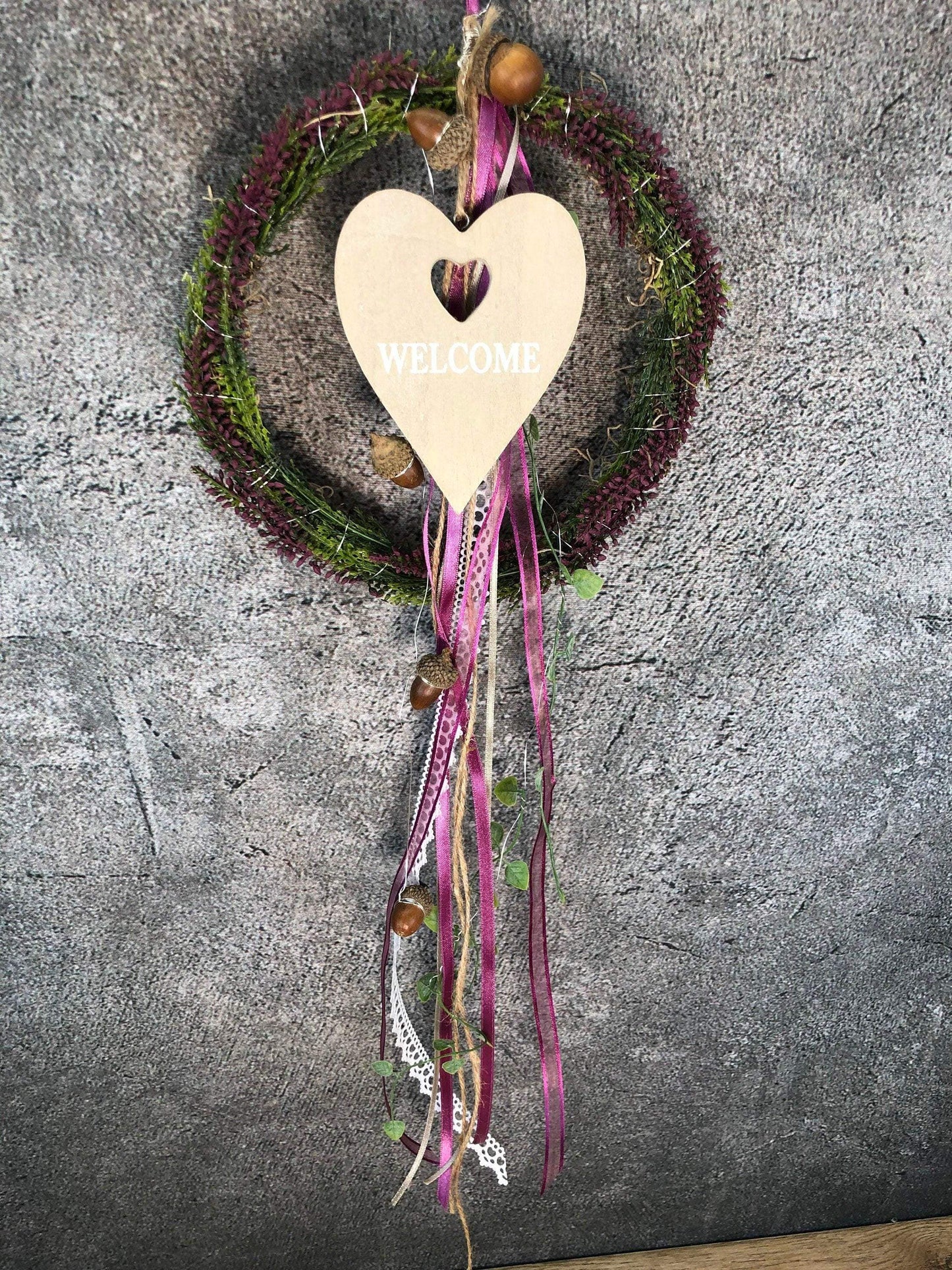 Türkranz Heide Erika Holz Herz Welcome Herbst Herbstlich Türschmuck Modern Wunschfarbe Wunschgröße Tür Schmuck ganzjährig – handgemacht aus Seiden- und Kunstblumen, langlebig & pflegeleicht von SarahsFlowerStudio