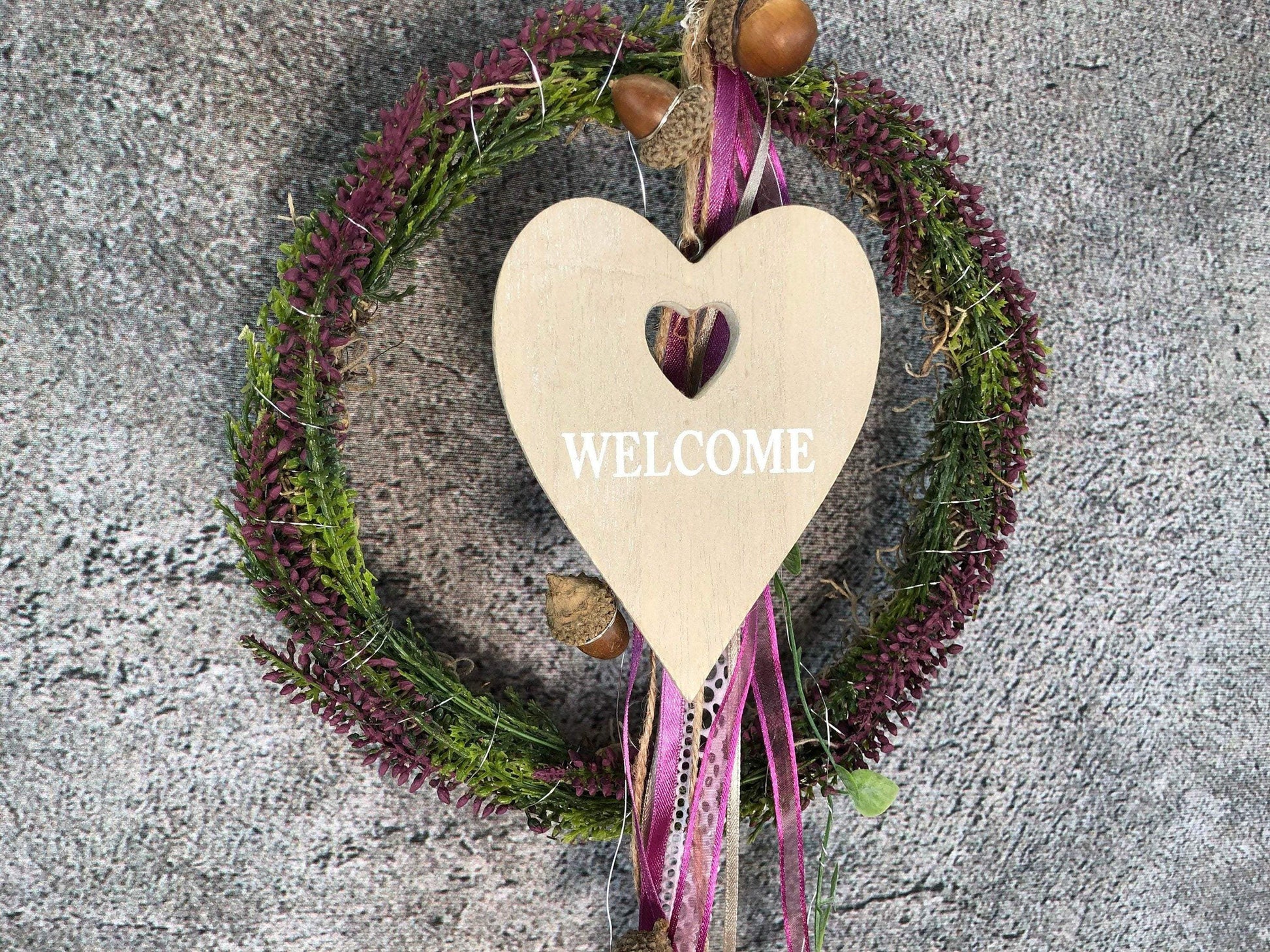 Türkranz Heide Erika Holz Herz Welcome Herbst Herbstlich Türschmuck Modern Wunschfarbe Wunschgröße Tür Schmuck ganzjährig – handgemacht aus Seiden- und Kunstblumen, langlebig & pflegeleicht von SarahsFlowerStudio