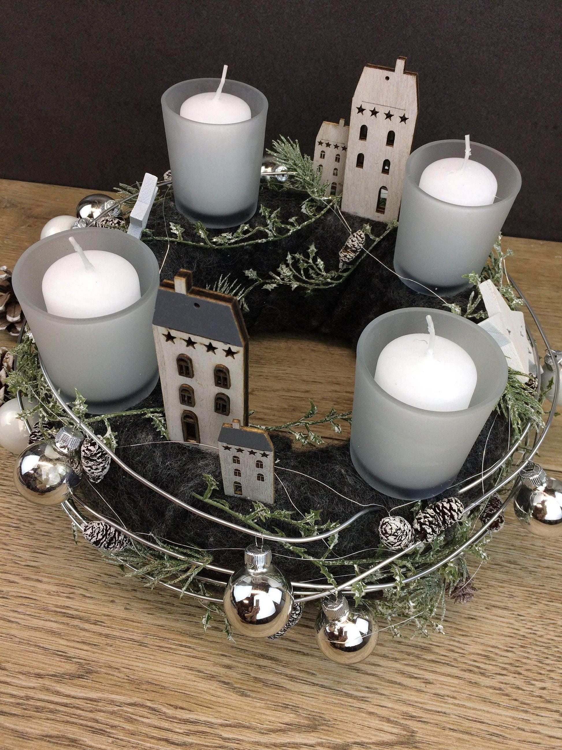 Adventskranz Adventskalender Gläser Häuser Sterne Kugeln Kerzen Tanne Filz Modern Natürlich Getrocknet Künstlich Haltbar – handgemacht aus Seiden- und Kunstblumen, langlebig & pflegeleicht von SarahsFlowerStudio
