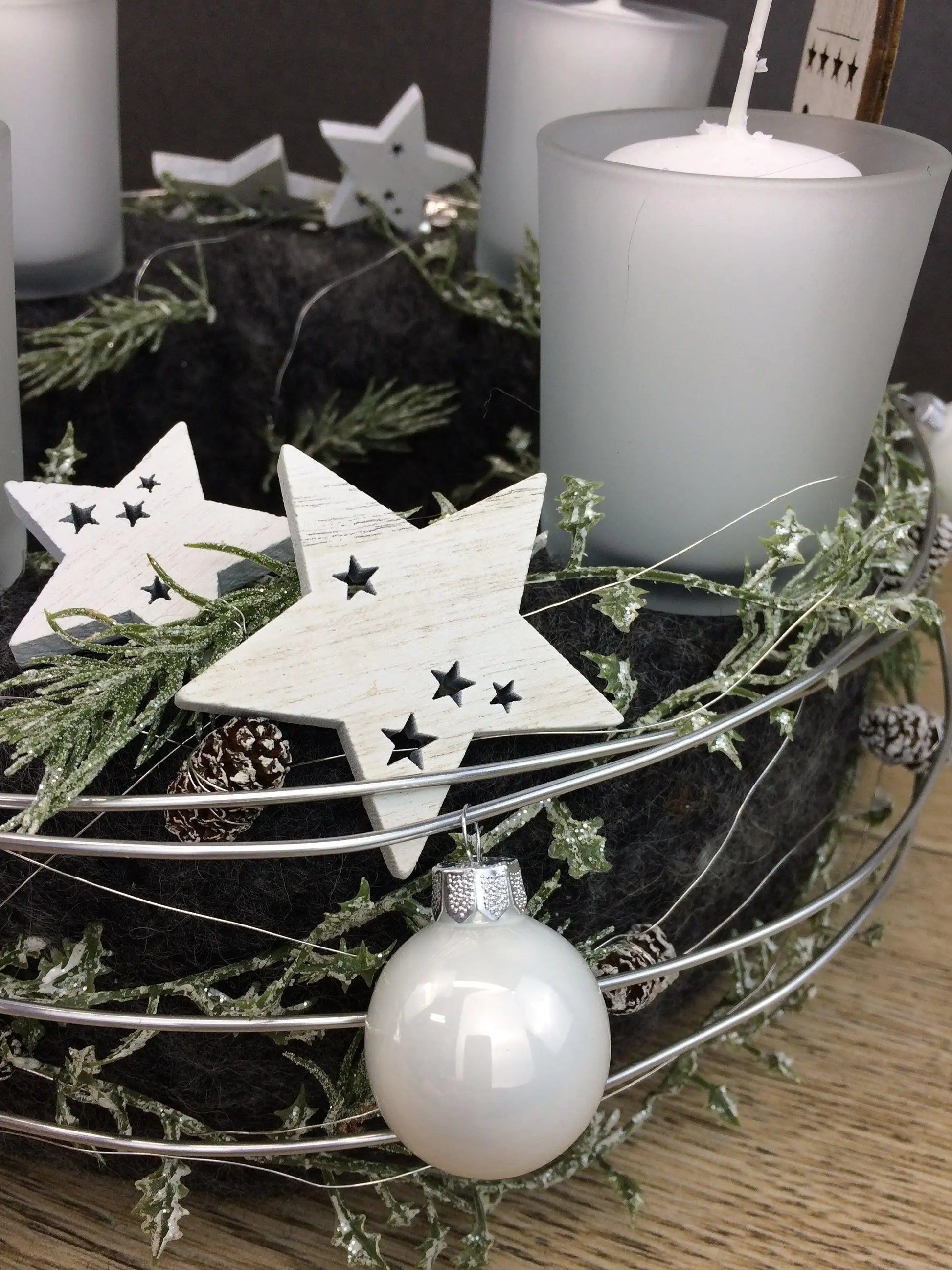 Adventskranz Adventskalender Gläser Häuser Sterne Kugeln Kerzen Tanne Filz Modern Natürlich Getrocknet Künstlich Haltbar – handgemacht aus Seiden- und Kunstblumen, langlebig & pflegeleicht von SarahsFlowerStudio