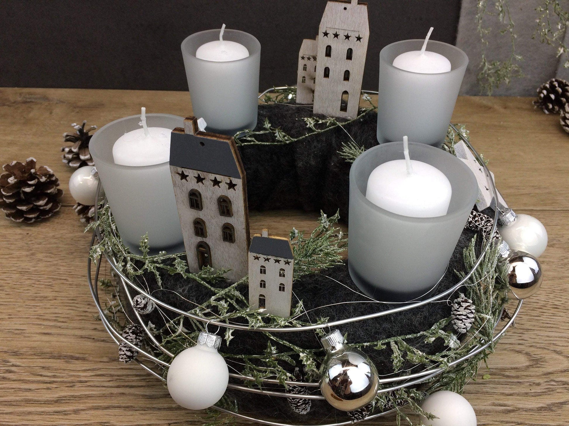 Adventskranz Adventskalender Gläser Häuser Sterne Kugeln Kerzen Tanne Filz Modern Natürlich Getrocknet Künstlich Haltbar – handgemacht aus Seiden- und Kunstblumen, langlebig & pflegeleicht von SarahsFlowerStudio