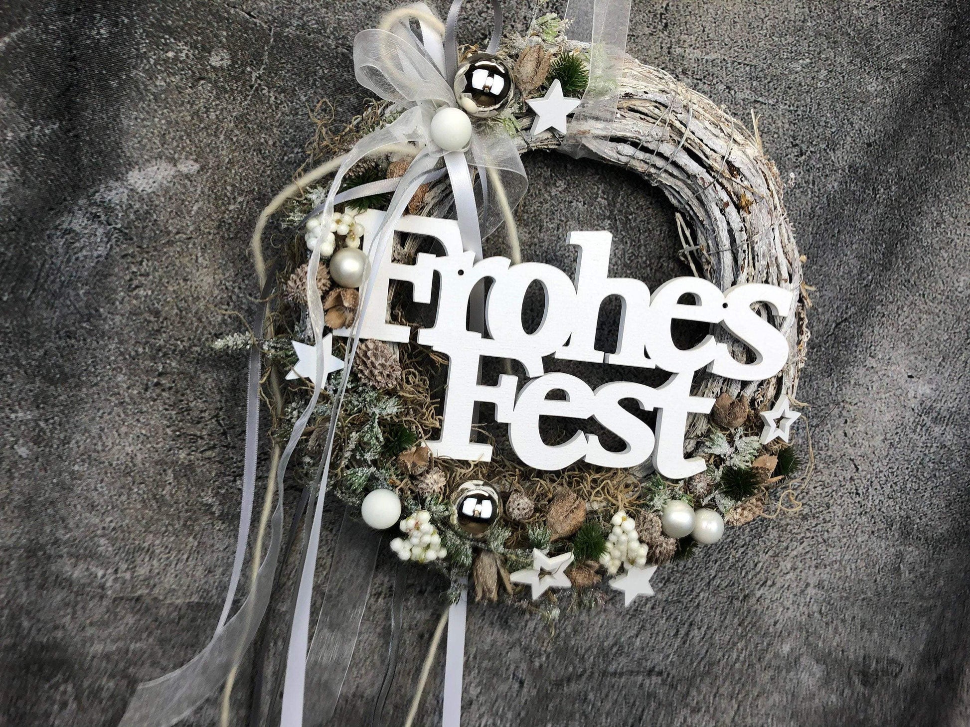 Türkranz Frohes Fest Türschmuck Weihnachten Weidenkranz Zapfen Kugeln Stern Apfel Knöpfe Tanne Band Modern – handgemacht aus Seiden- und Kunstblumen, langlebig & pflegeleicht von SarahsFlowerStudio